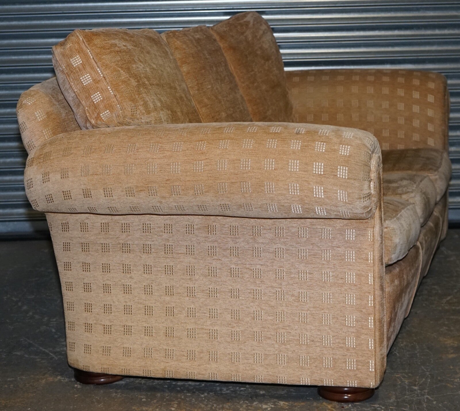 STUNNING DURESTA THREE SEATER WALDORF SOFA IN GOLD CHECKERED FABRIC