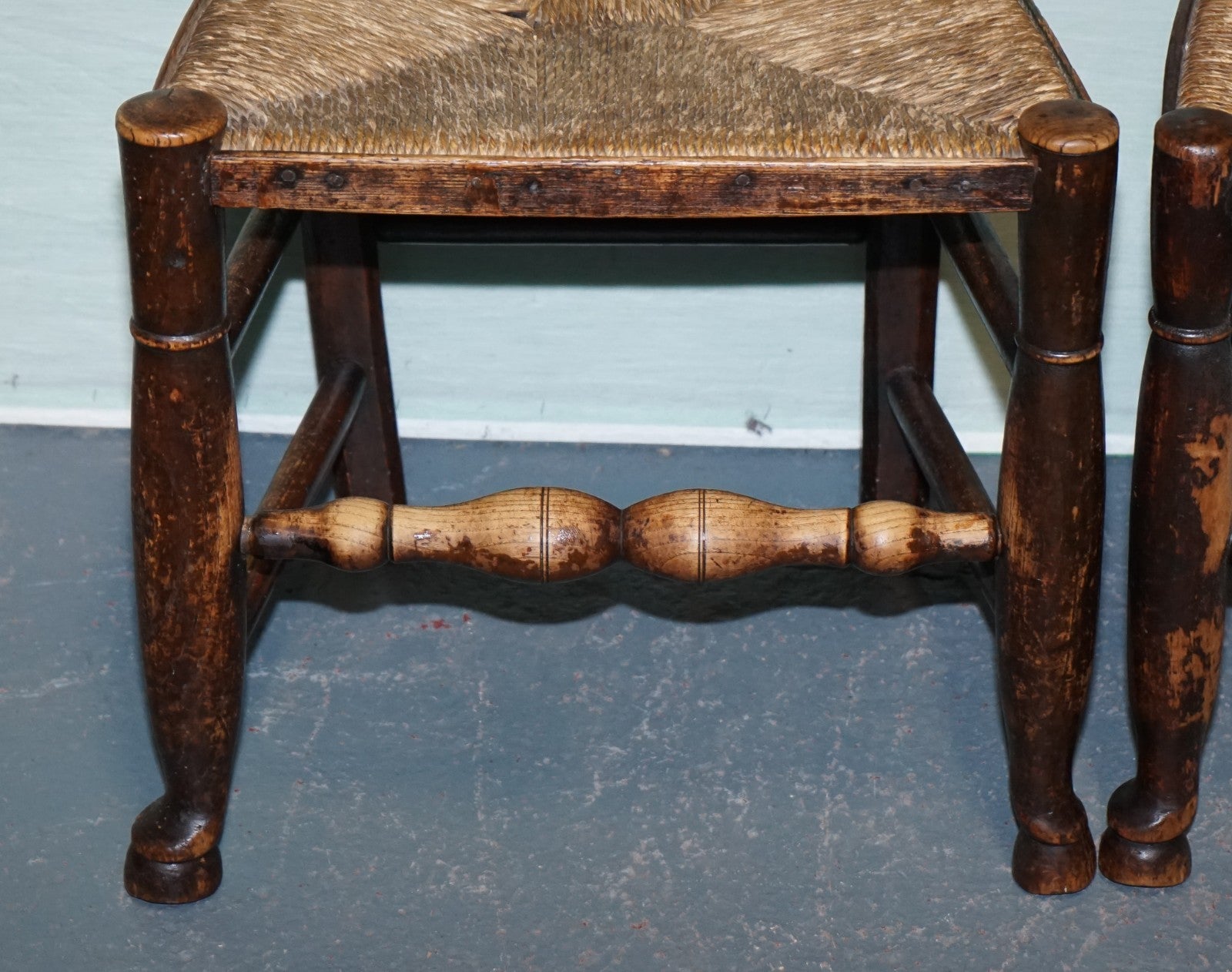 SET OF FOUR SOLID OAK COUNTRY HOUSE STRAW SEAT LADDER BACK DINING CHAIRS