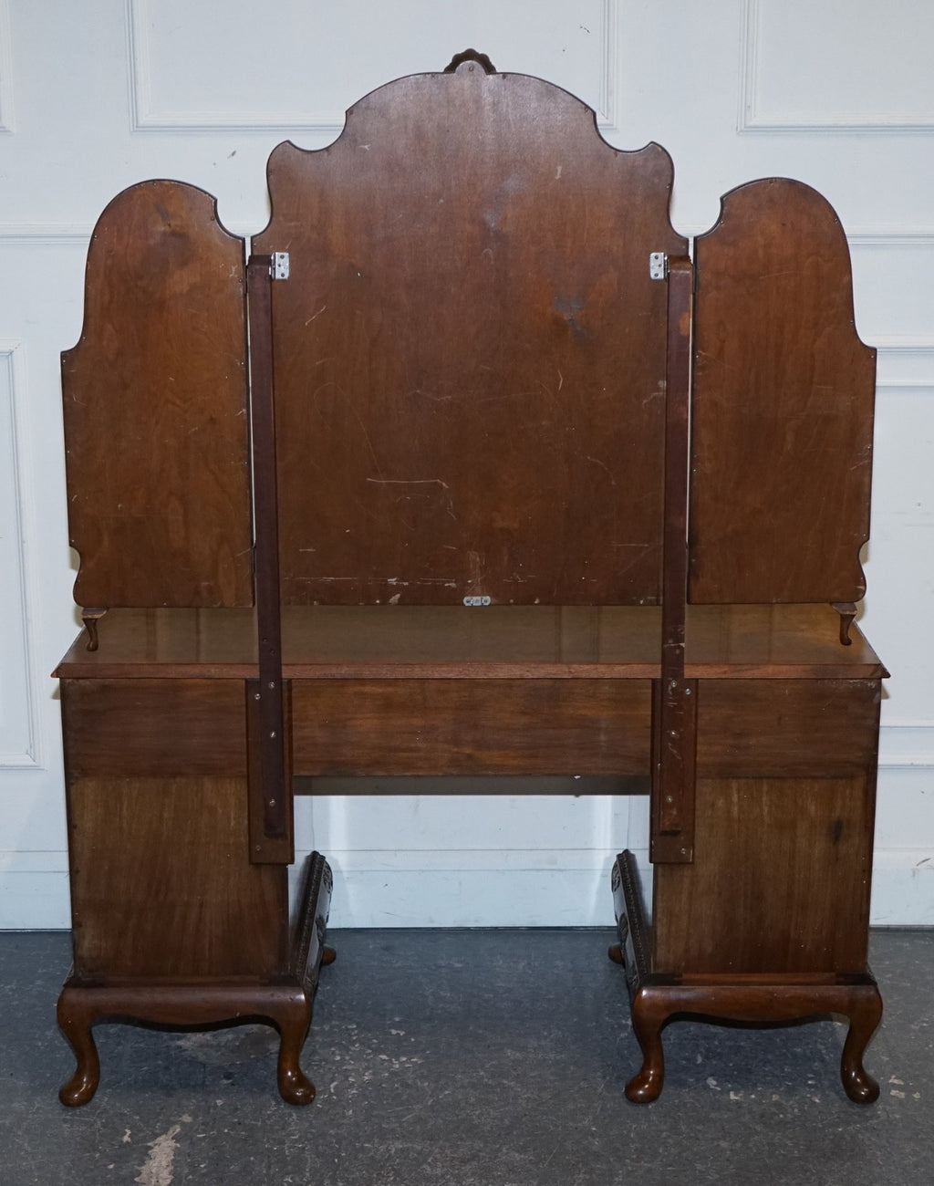 FINE ANTIQUE 1920'S BURR WALNUT HAND CARVED DRESSING TABLE WITH  FOLDING MIRRORS
