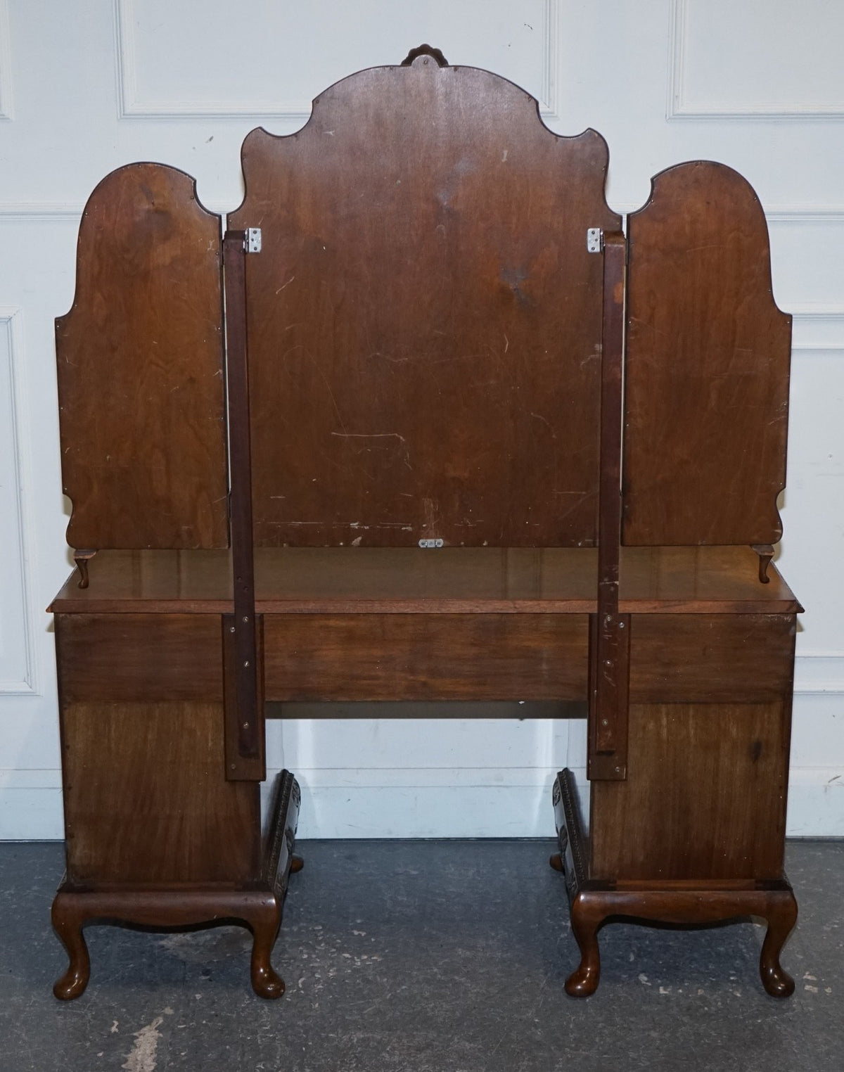 FINE ANTIQUE 1920'S BURR WALNUT HAND CARVED DRESSING TABLE WITH  FOLDING MIRRORS