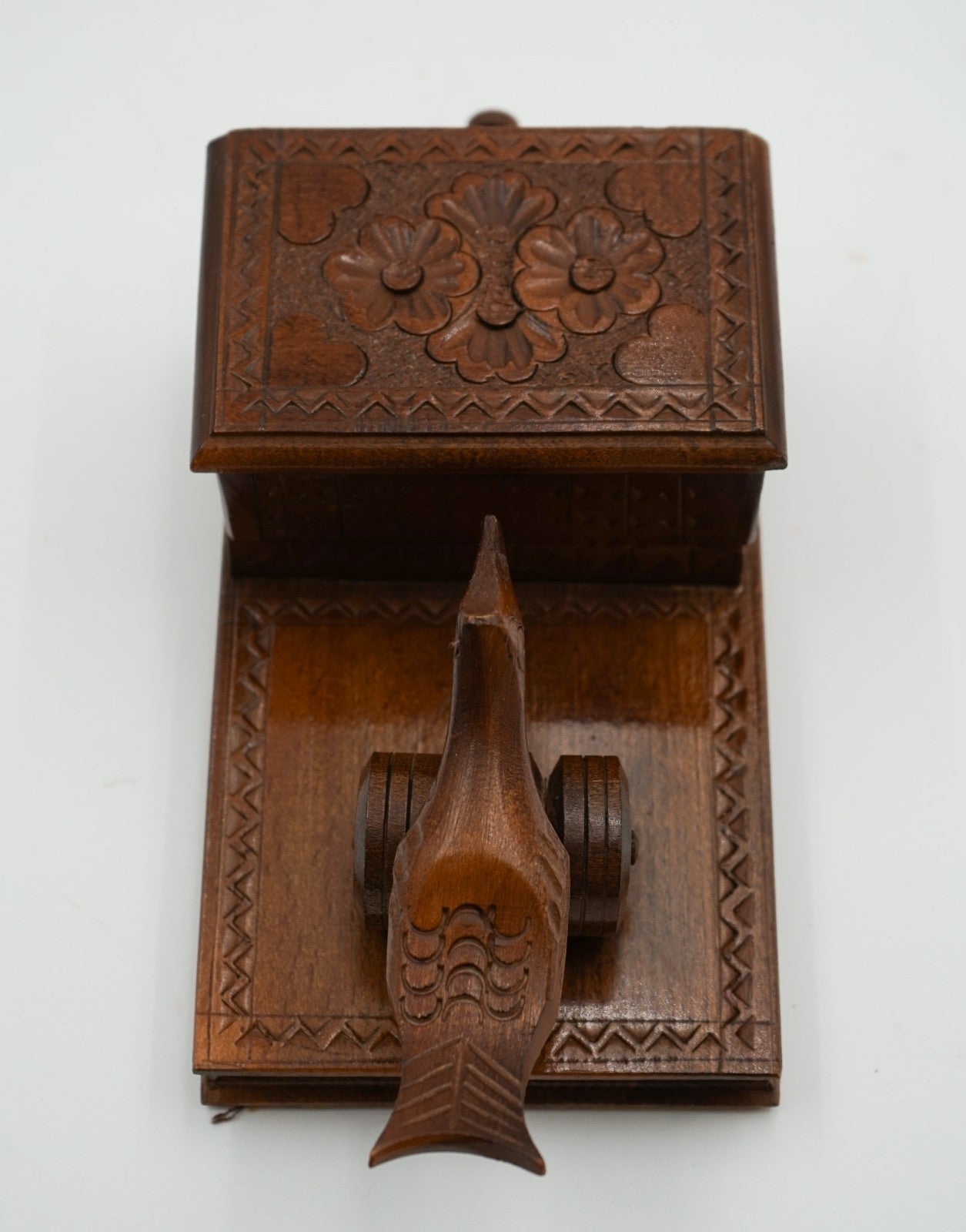 CIRCA 1950'S BIRDIE CIGARETTE DISPENSER CARVED WOOD BOX