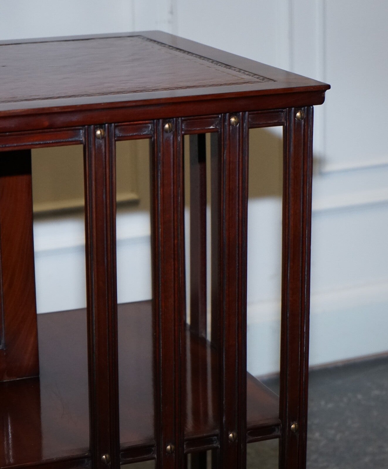 STUNNING REVIVAL INLAID REVOLVING BOOKCASE END TABLE WITH BROWN AGED LEATHER TOP