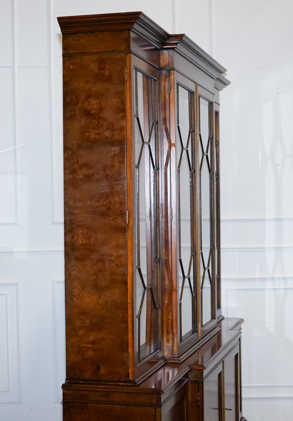 STUNNING LARGE GEORGIAN STYLE BURR WALNUT BREAKFRONT DISPLAY CABINET BOOKCASE