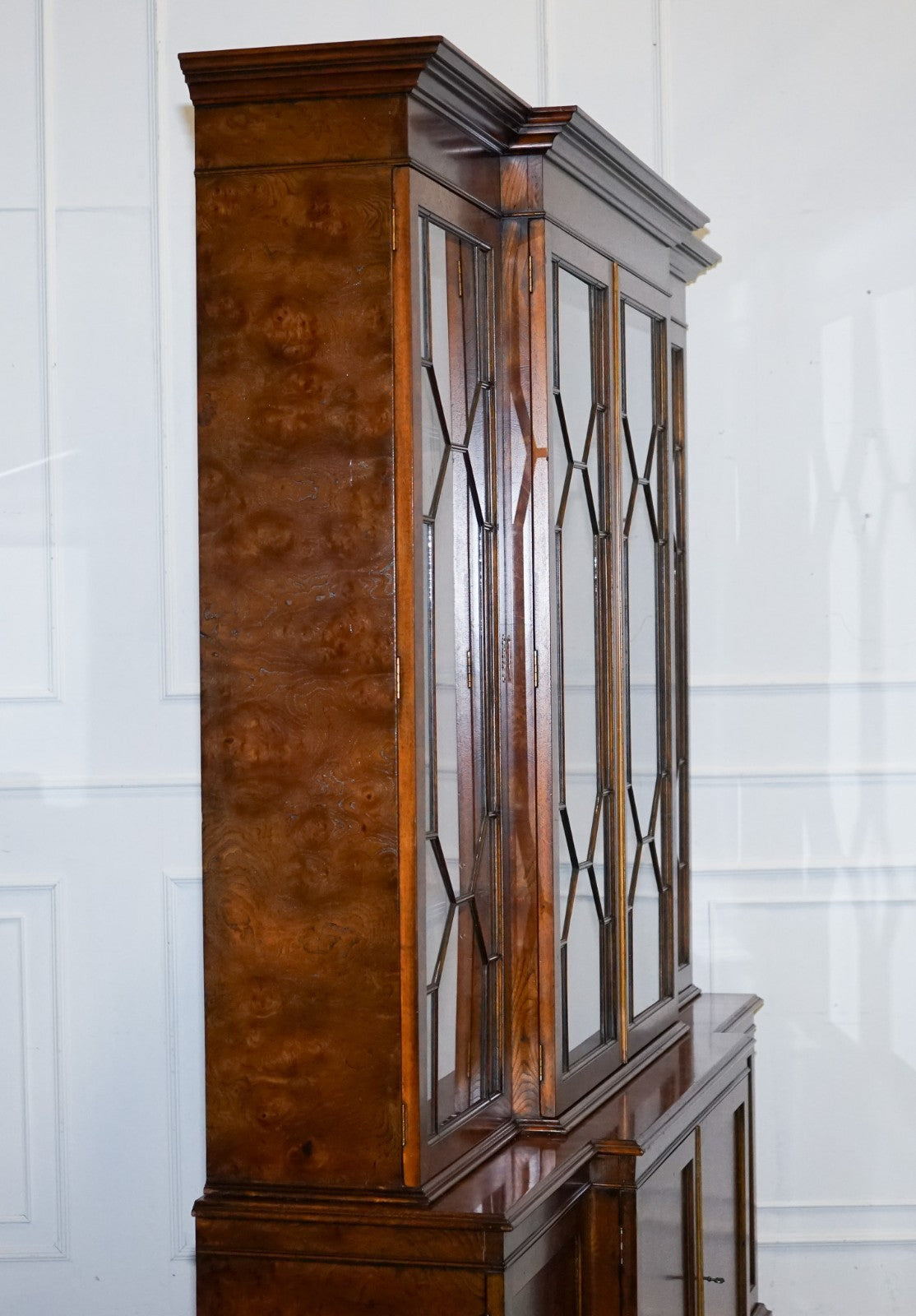 STUNNING LARGE GEORGIAN STYLE BURR WALNUT BREAKFRONT DISPLAY CABINET BOOKCASE