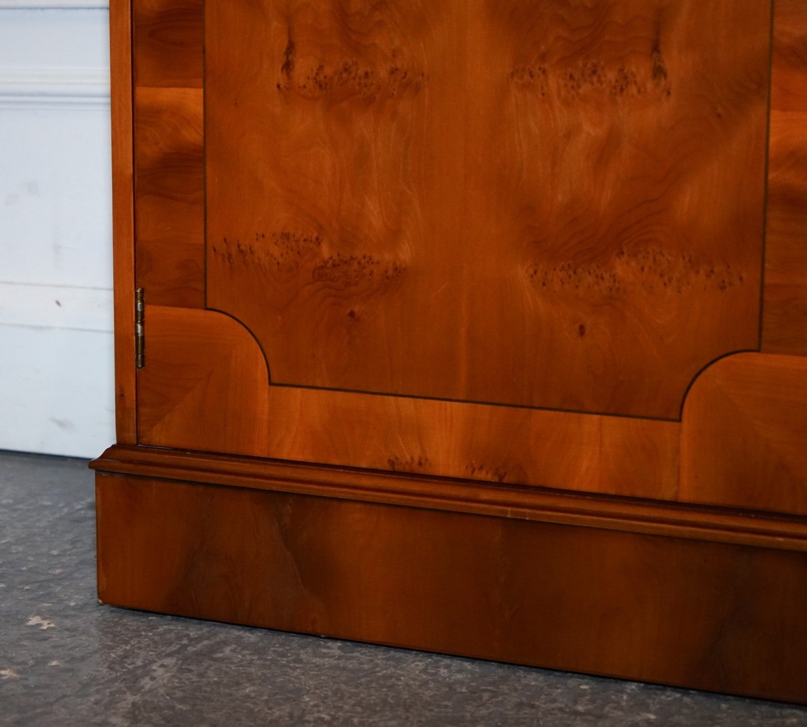 VINTAGE GEORGIAN STYLE YEW WOOD FOUR DOOR DISPLAY CABINET BOOKCASE