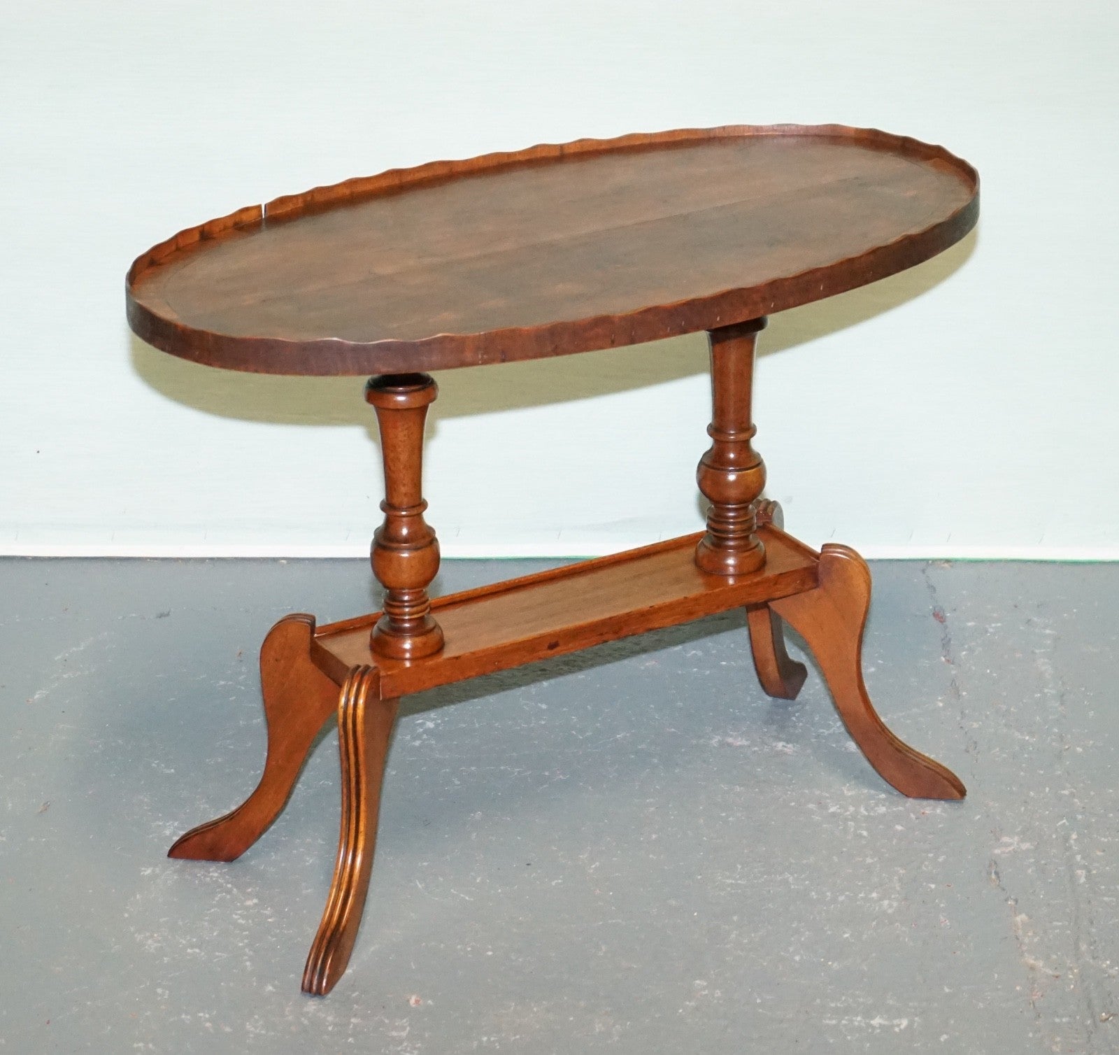 VINTAGE OVAL SCALLOPED EDGE OCCASIONAL SIDE TABLE