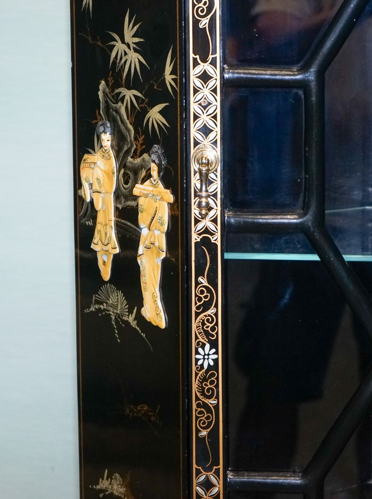 ELEGANT VINTAGE BLACK LACQUERED CORNER CABINET MOTHER PEARL & GILT INLAY