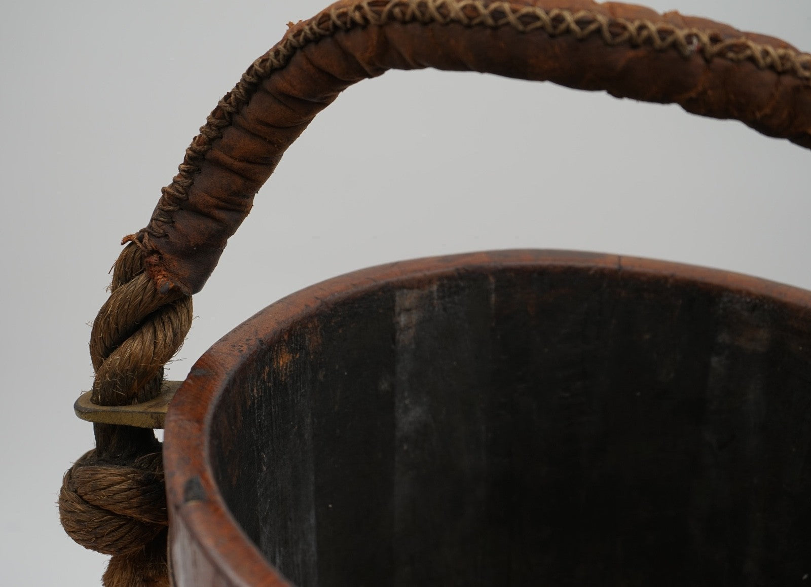 ANTIQUE ENGLISH VICTORIAN 19TH CENTURY NAVAL OAK FIRE BUCKET WITH ROYAL CREST