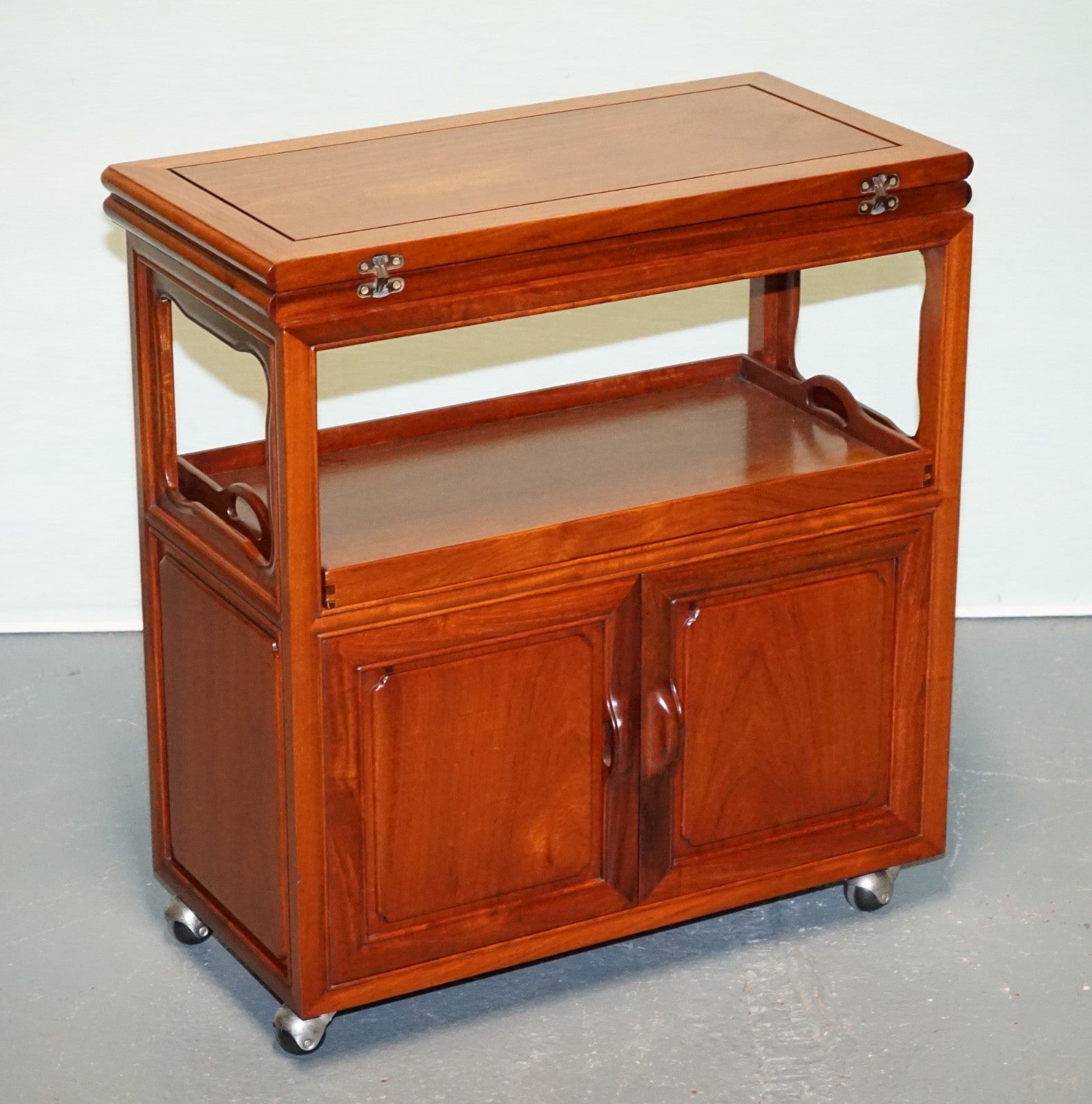 VINTAGE ORIENTAL CHINESE ROLLING BAR CABINET MID CENTURY TEA OR LIQUOR CART