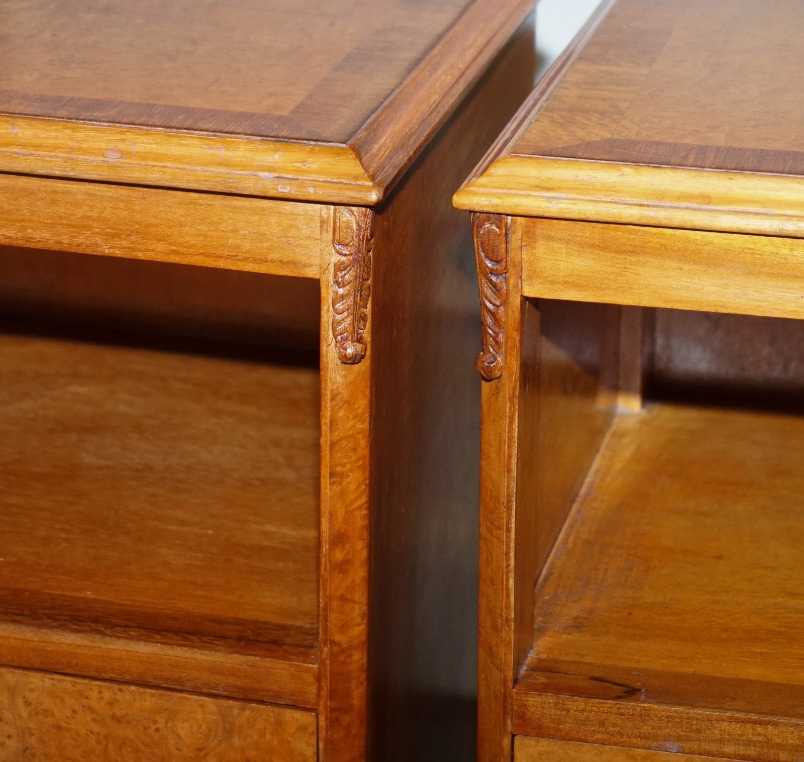 ANTIQUE PAIR OF ART DECO 1920'S LIGHT WALNUT  NIGHTSTANDS BEDSIDE TABLES
