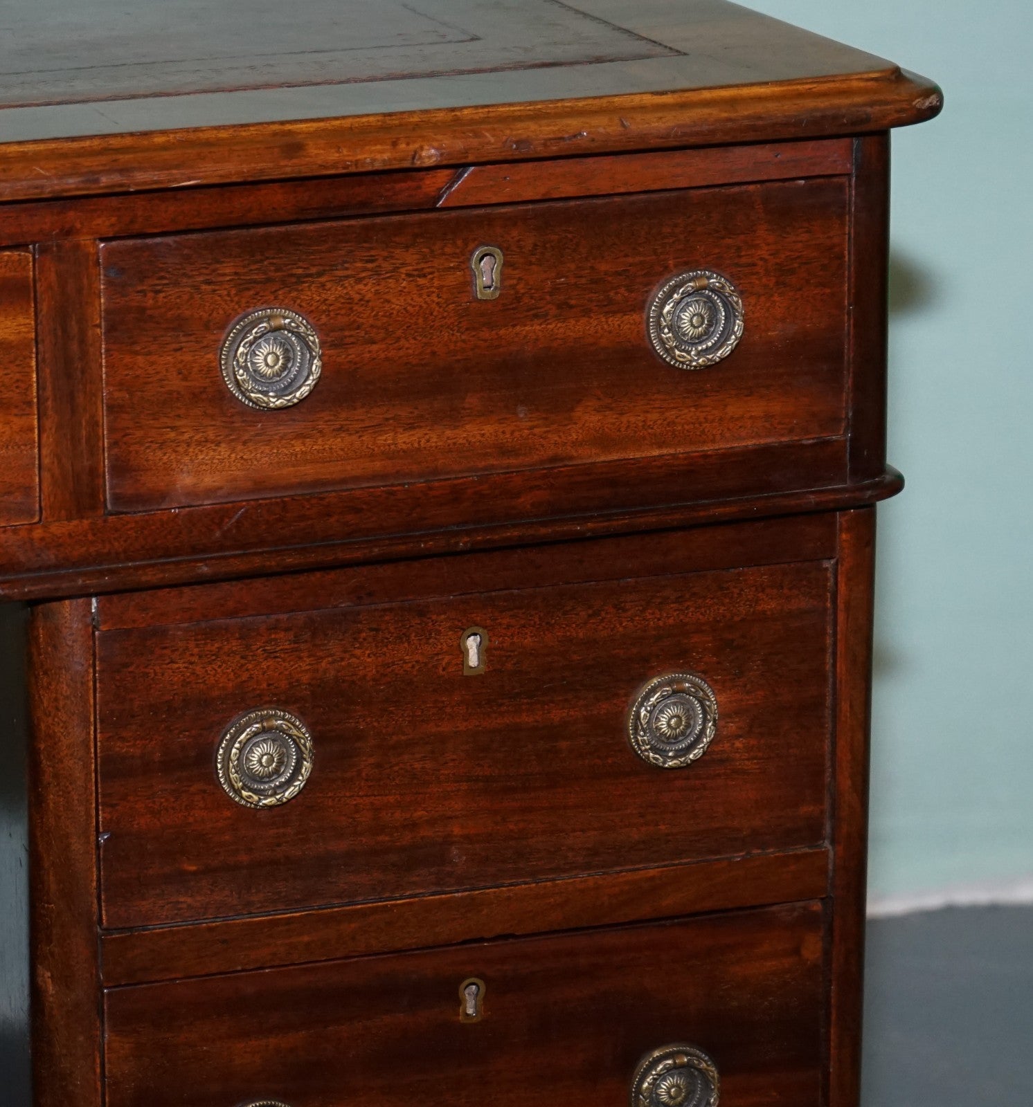 ANTIQUE VICTORiAN HARDWOOD PEDESTAL DESK WITH TOOLED LEATHER TOP
