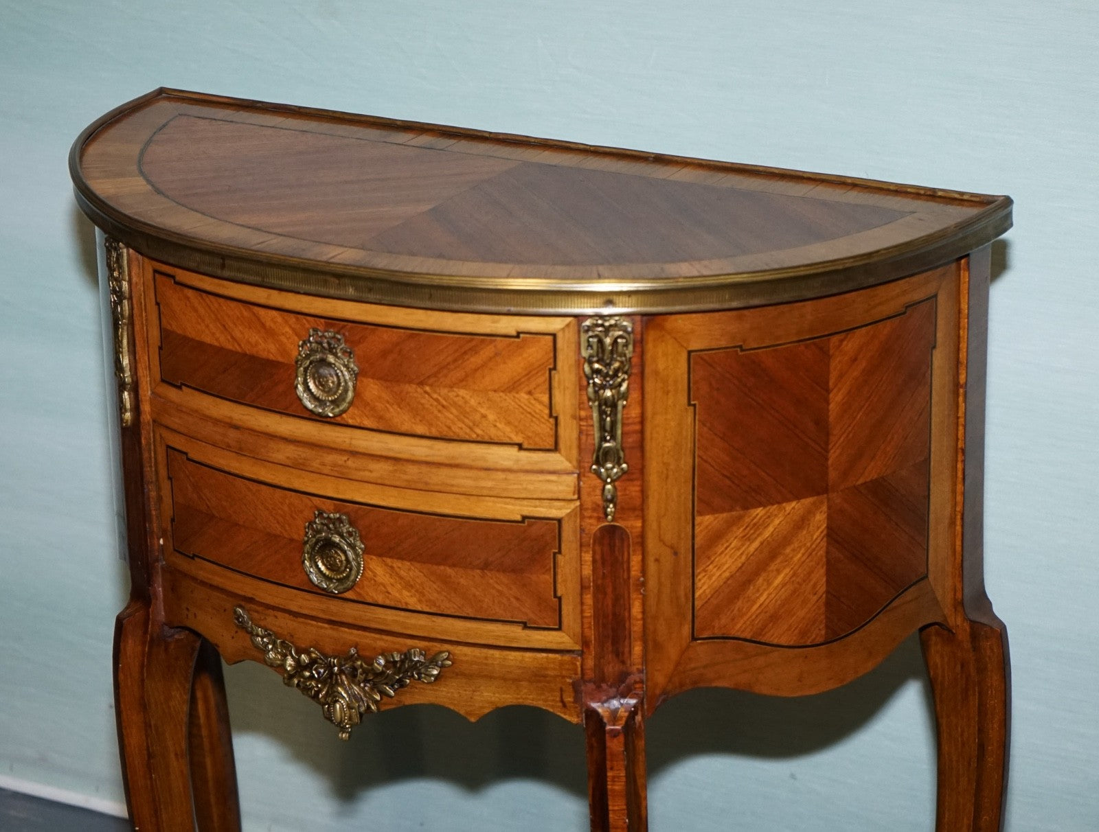 LOUIS XV STYLE MARQUETRY SIDE TABLE NIGHTSTAND WITH GiLT GOLD MOUNTS