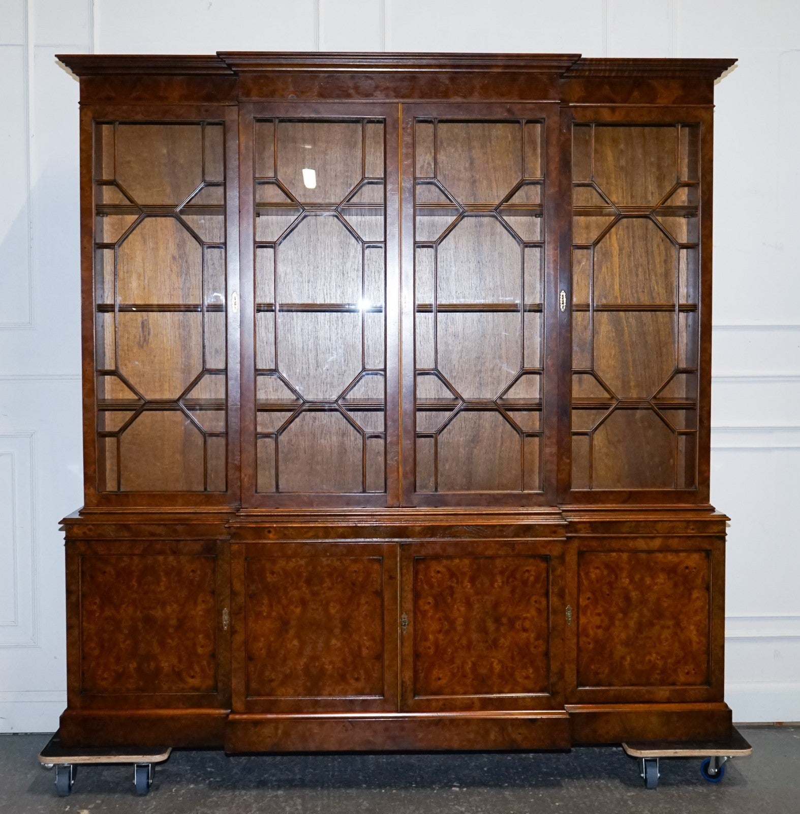 STUNNING LARGE GEORGIAN STYLE BURR WALNUT BREAKFRONT DISPLAY CABINET BOOKCASE
