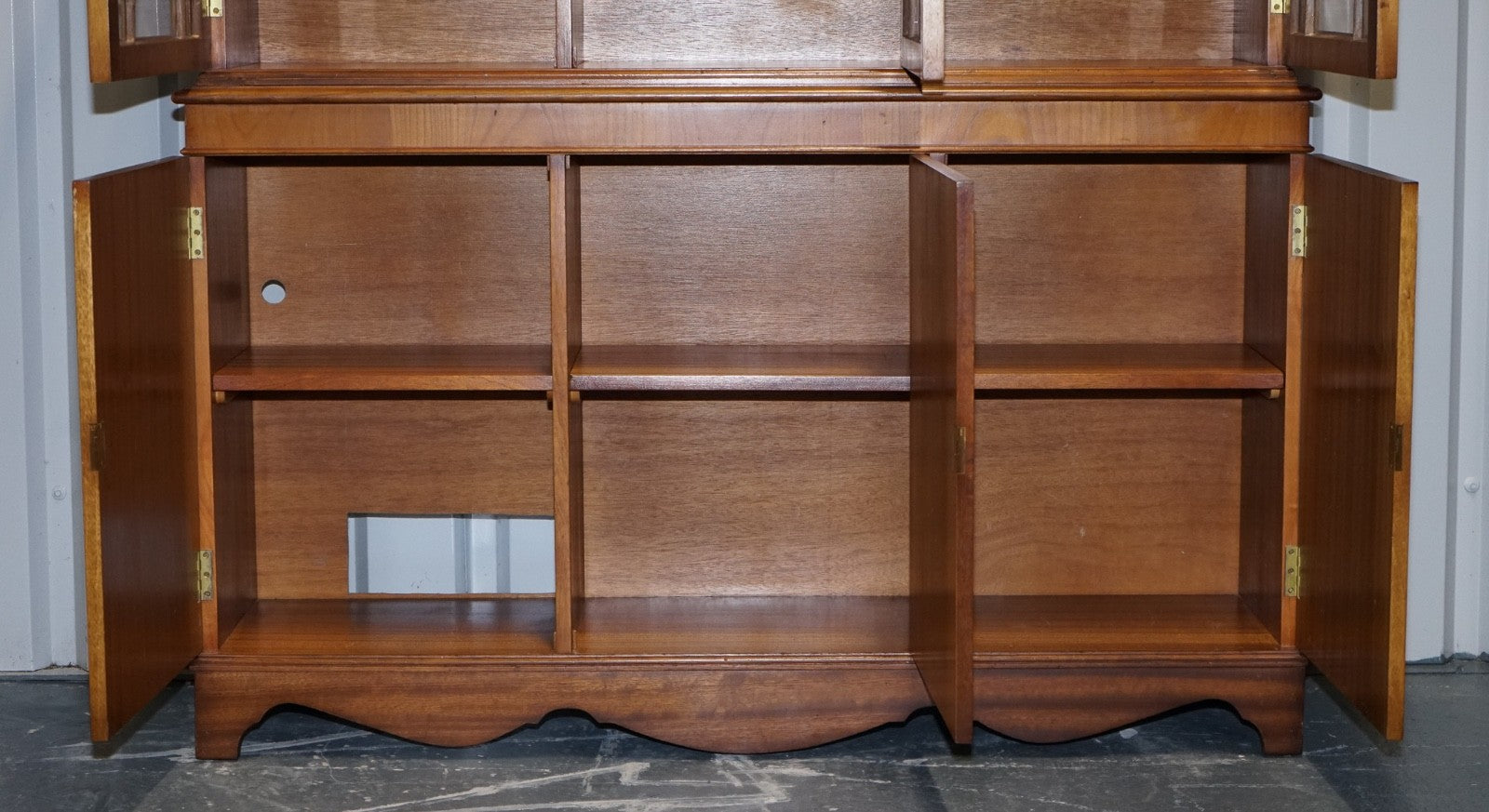 VINTAGE ENGLISH BURR YEW WOOD 3 DOOR ASTRAGAL GLAZED DISPLAY BOOKCASE CABINET