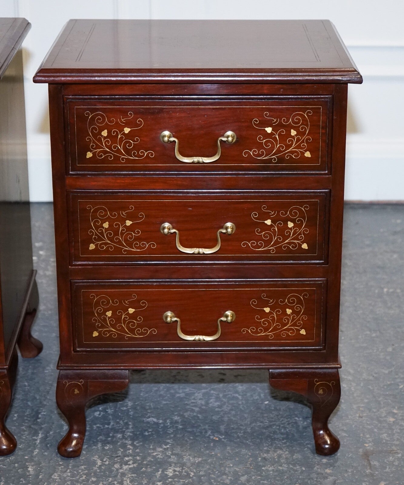STUNNING PAIR OF BRASS INLIAD ANGLO INDIAN BEDSIDE TABLES NIGHTSTANDS