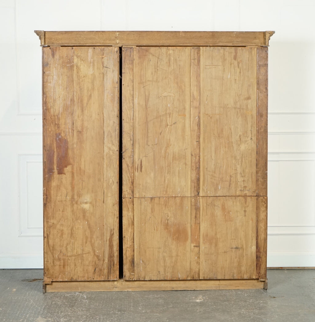 LATE ANTIQUE VICTORIAN OAK TRIPLE WARDROBE MADE BY MARSH JONES & CRIBB CIRCA1890