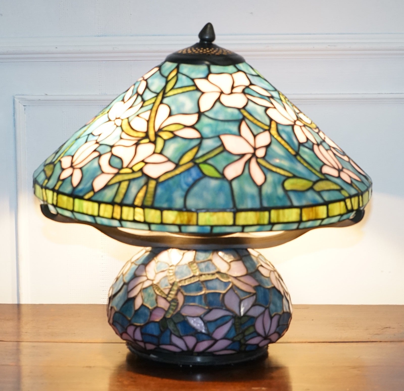 TIFFANY STYLE STAINED GLASS ART NOUVEAU FLORAL DESIGN WITH ILLUMINATED BASE LAMP