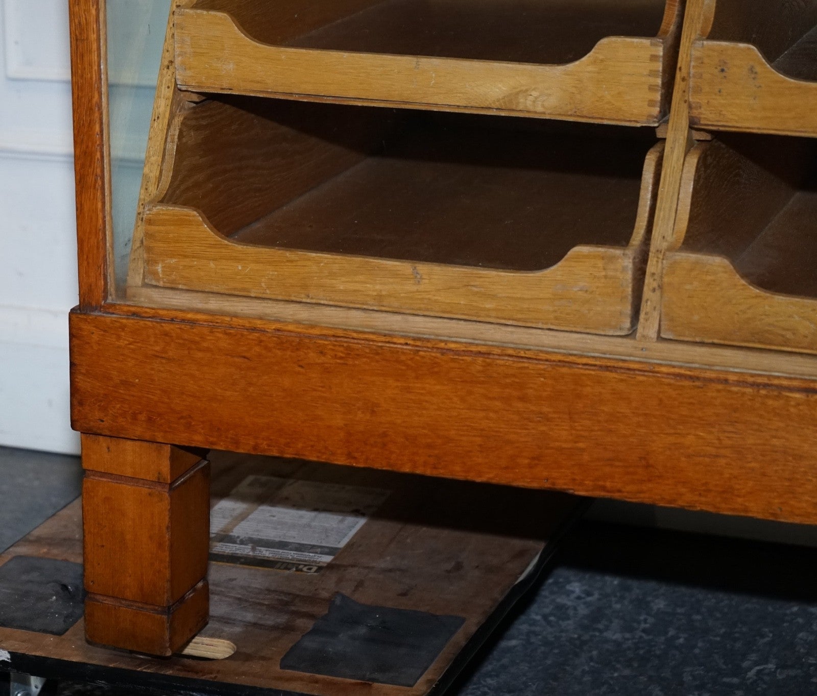 ANTIQUE 1920 ENGLISH VICTORIAN OAK HABERDASHERY SHOP COUNTER WITH ORIGINAL GLASS