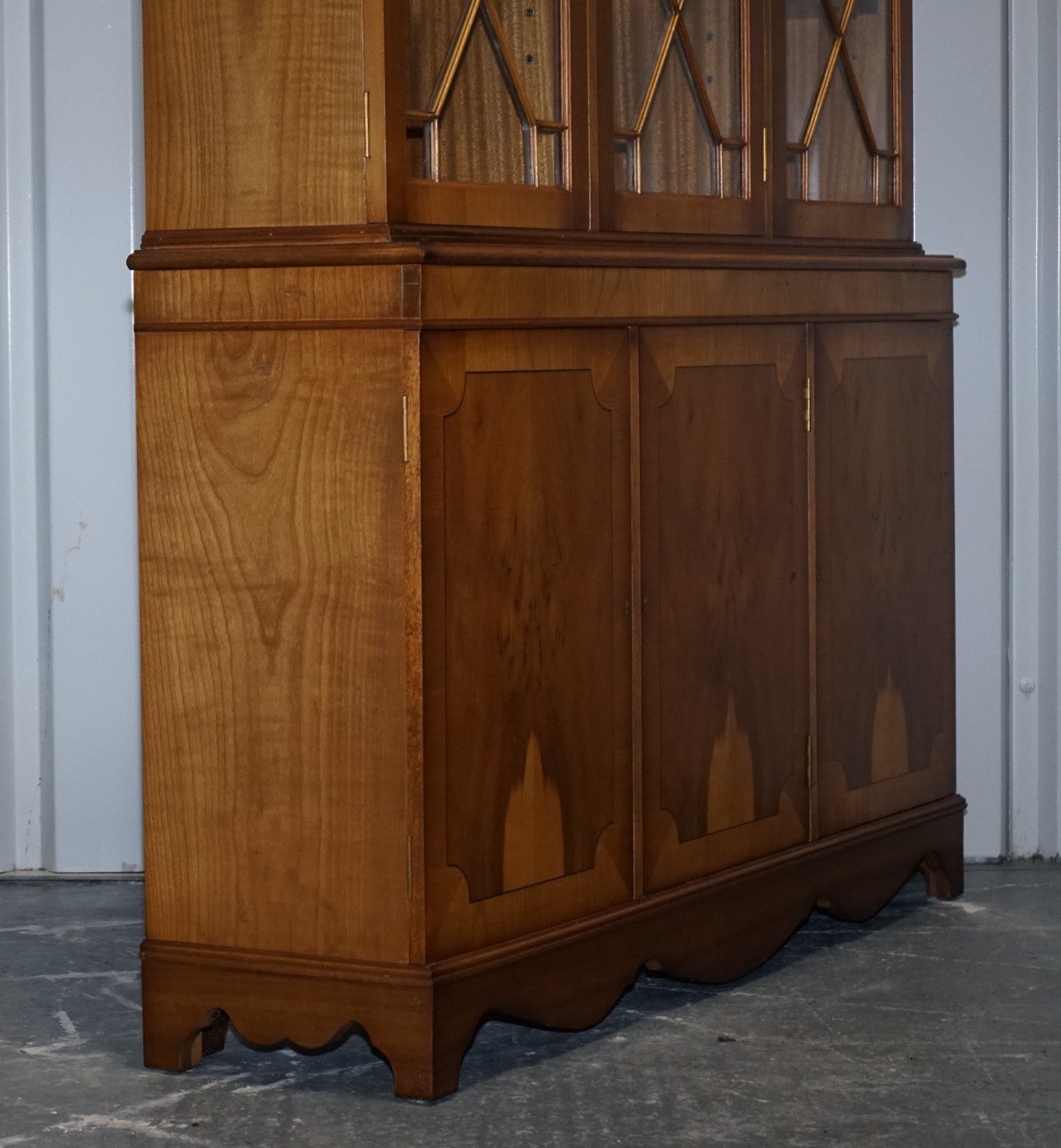 VINTAGE ENGLISH BURR YEW WOOD 3 DOOR ASTRAGAL GLAZED DISPLAY BOOKCASE CABINET