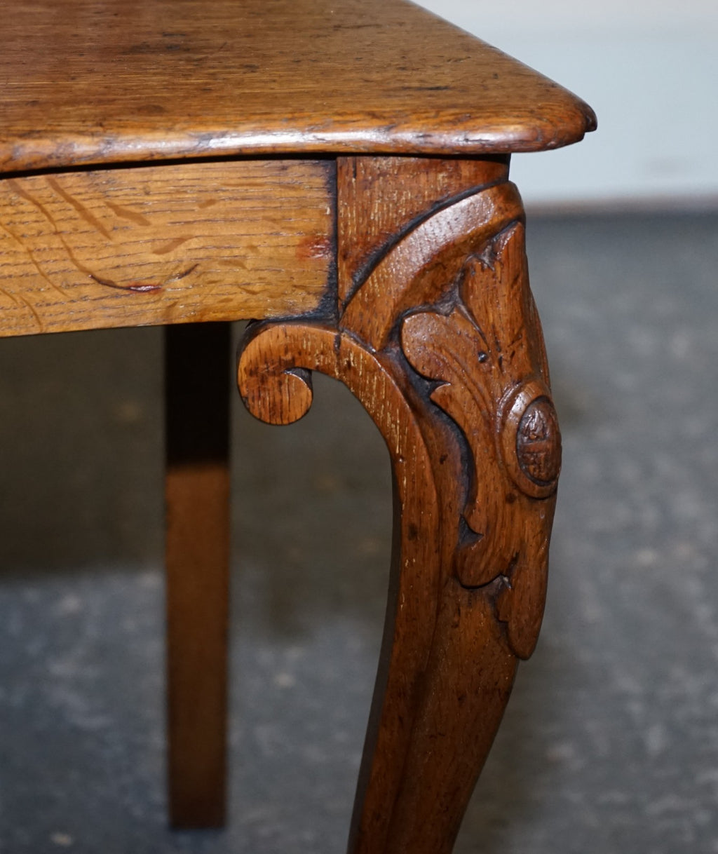 ANTIQUE PAIR OF VICTORIAN SOLID OAK CARVED HALLWAY CHAIRS WITH LION PAW FEET
