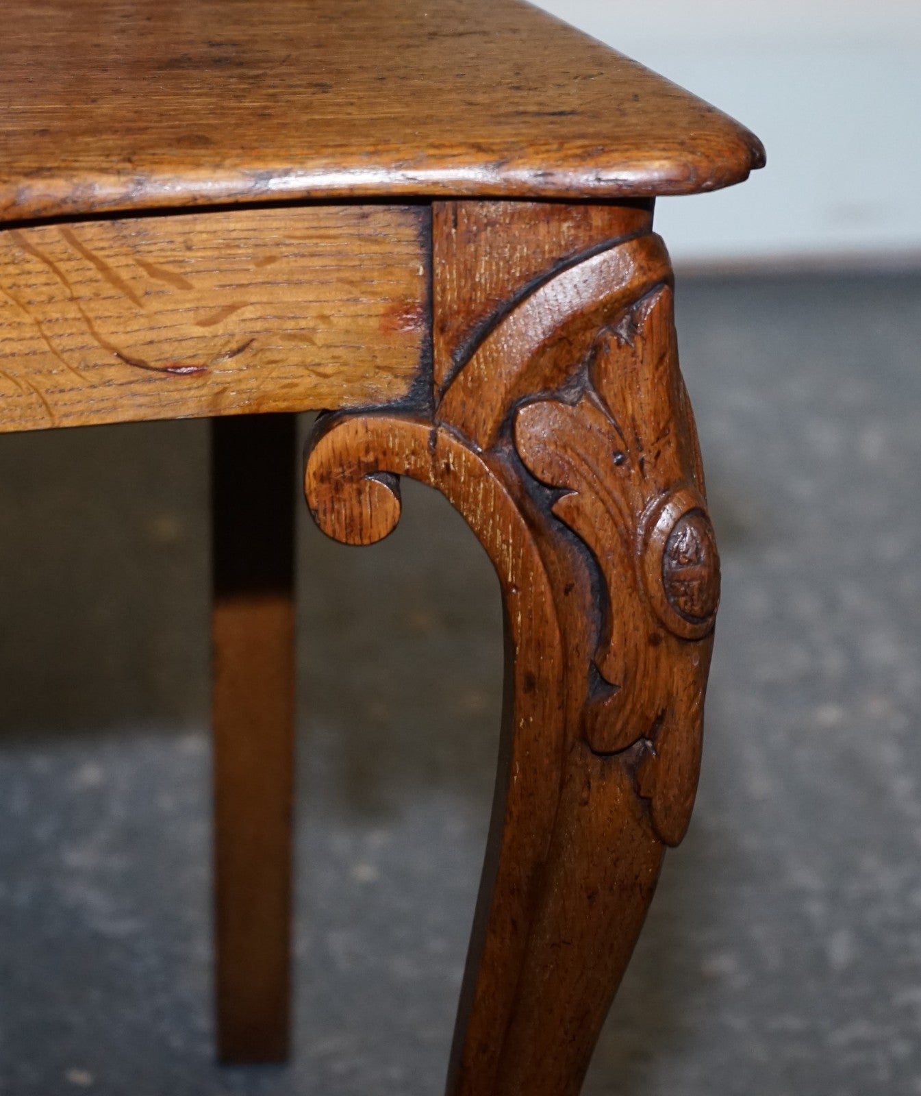 ANTIQUE PAIR OF VICTORIAN SOLID OAK CARVED HALLWAY CHAIRS WITH LION PAW FEET