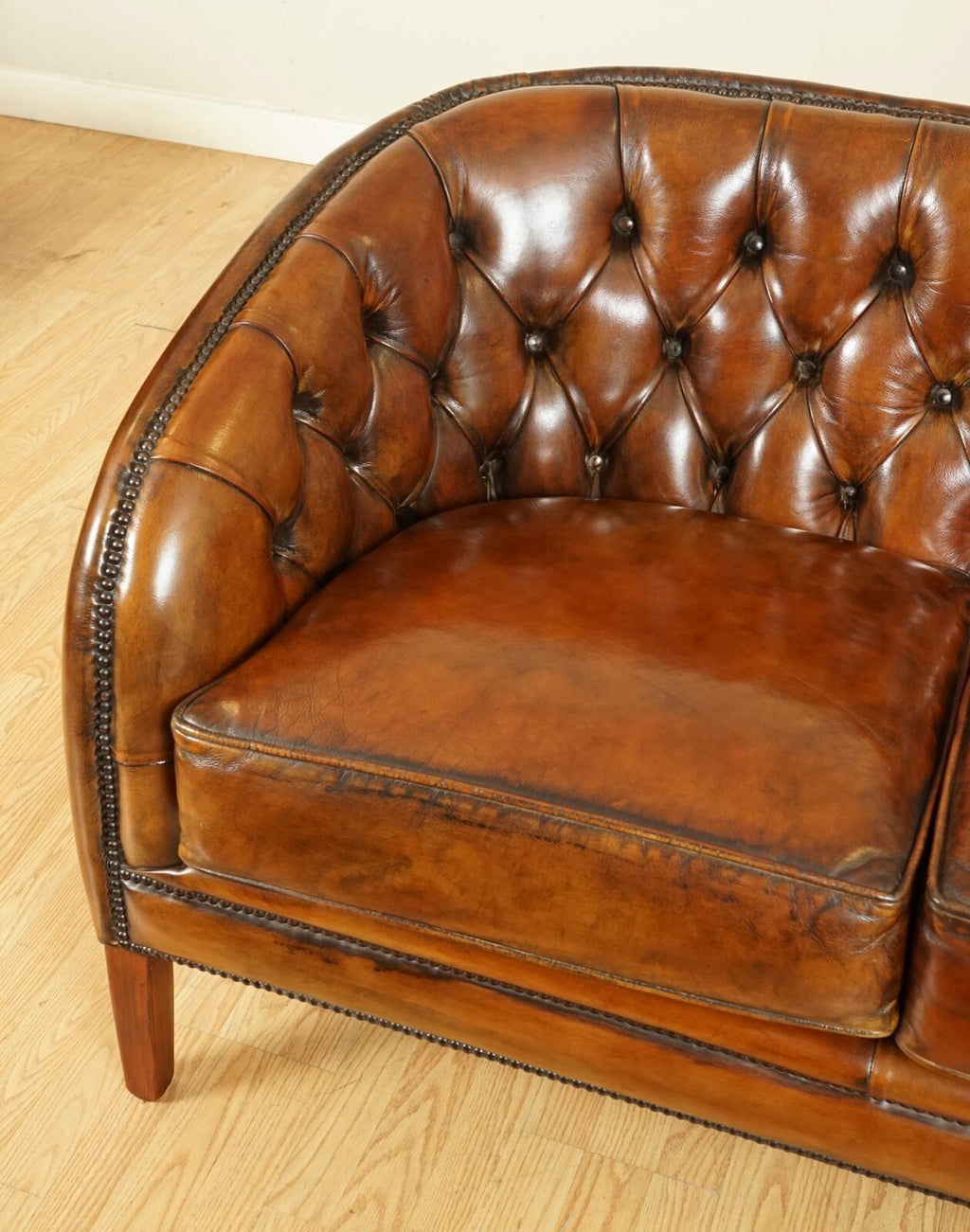 STUNNING FULLY RESTORED HAND DYED WHISKEY BROWN LEATHER TWO SEATER SOFA (2/2)