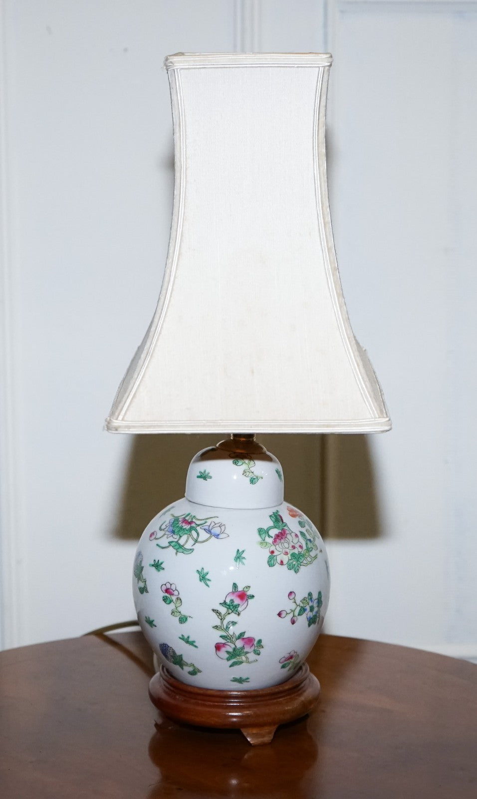 PAIR OF VINTAGE ORIENTAL ASIAN HAND PAINTED TABLE LAMPS WITH LAMP SHADES