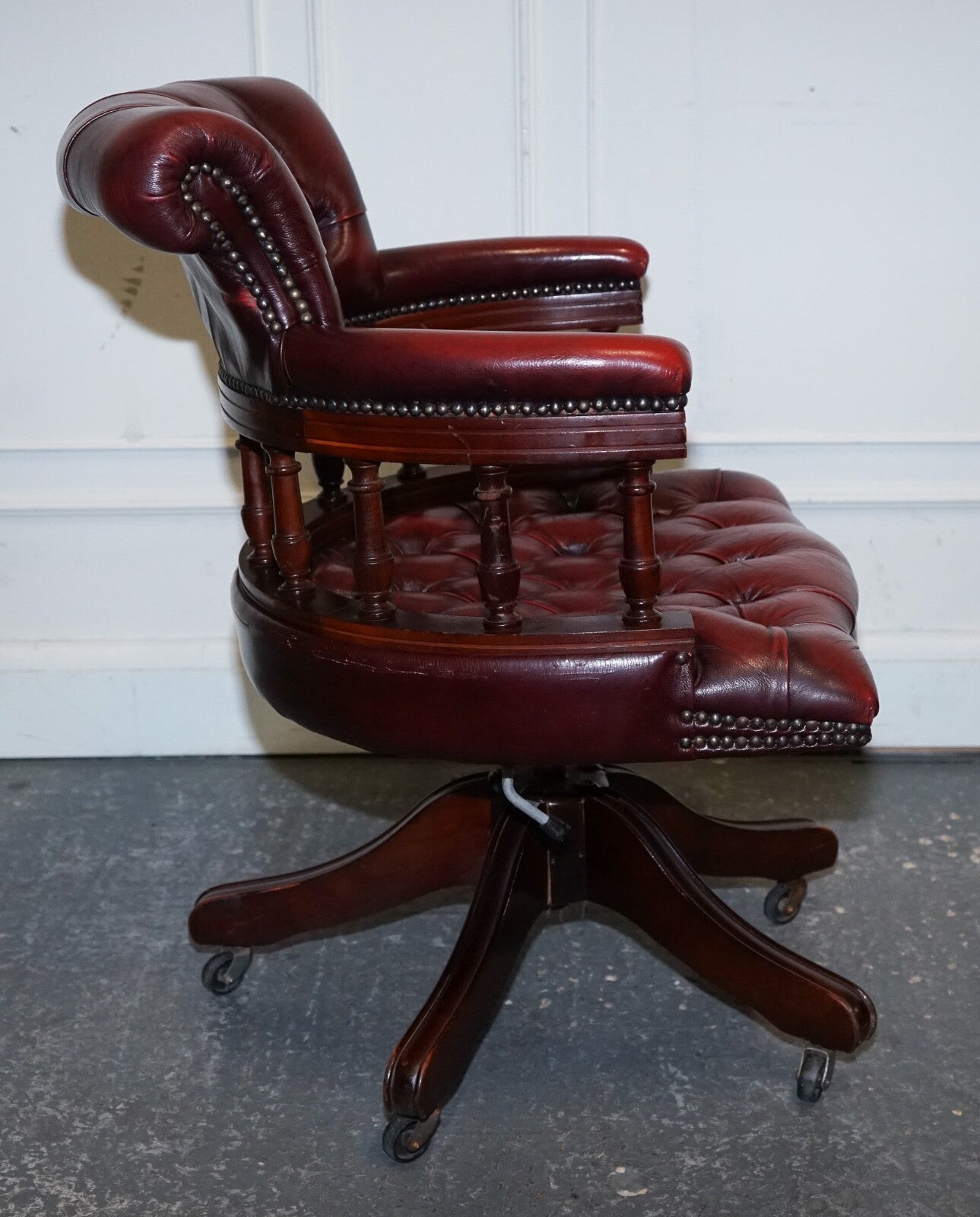 FINE 1950'S BURGUNDY CHESTERFIELD LEATHER CAPTAINS SWIVEL DESK CHAIR