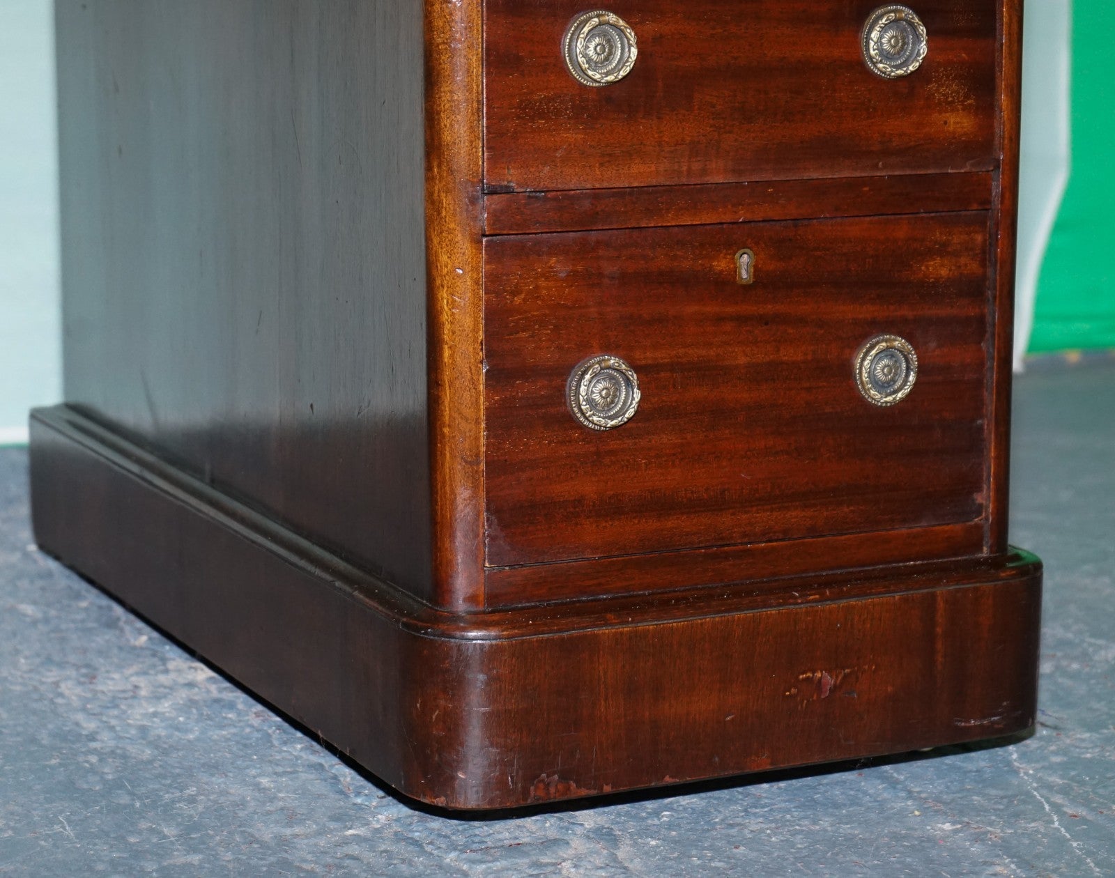 ANTIQUE VICTORiAN HARDWOOD PEDESTAL DESK WITH TOOLED LEATHER TOP