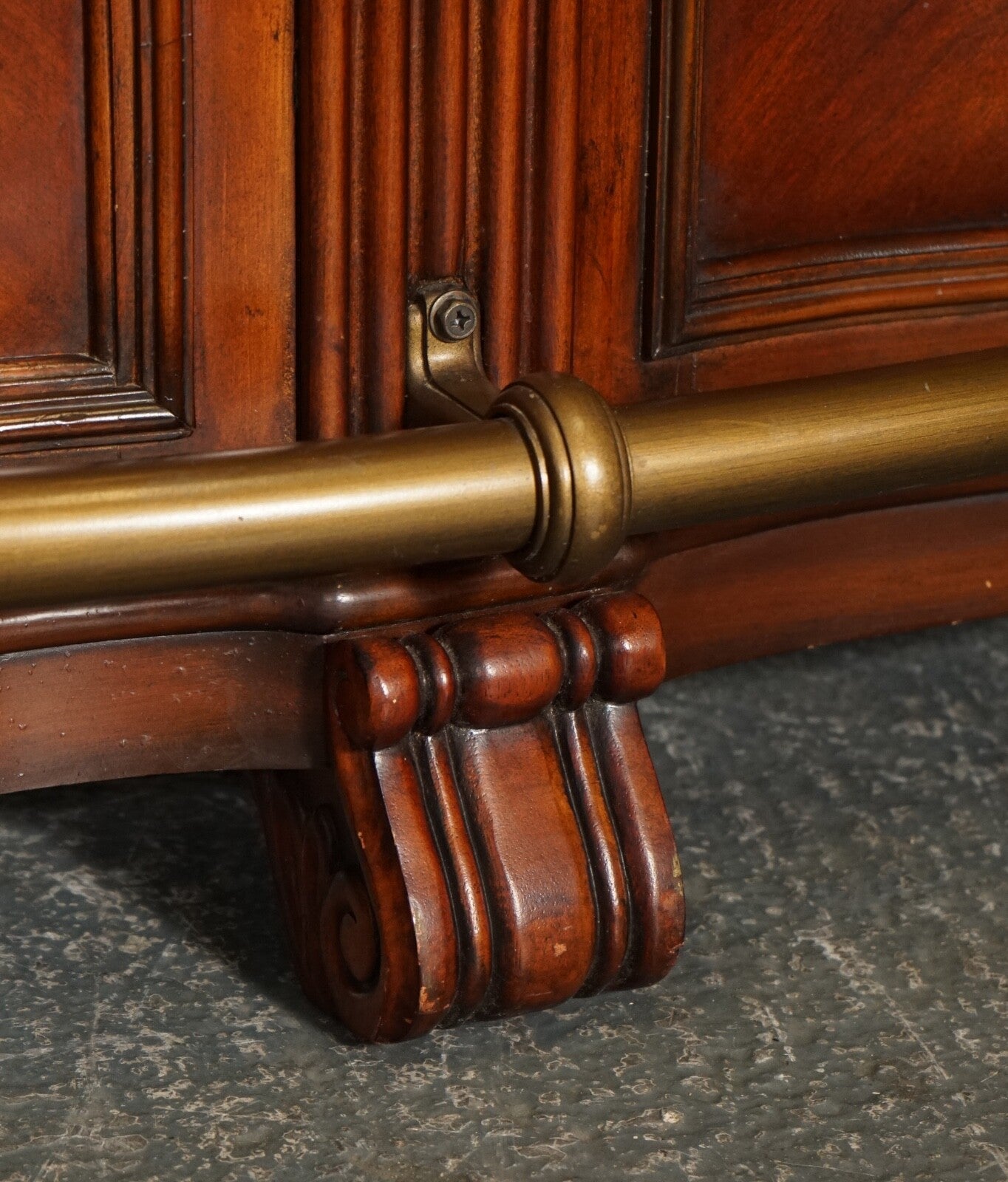 STUNNING HOWARD & MILLER STYLE AMERICAN BAR WITH GRANITE TOP & PAIR OF BARSTOOLS