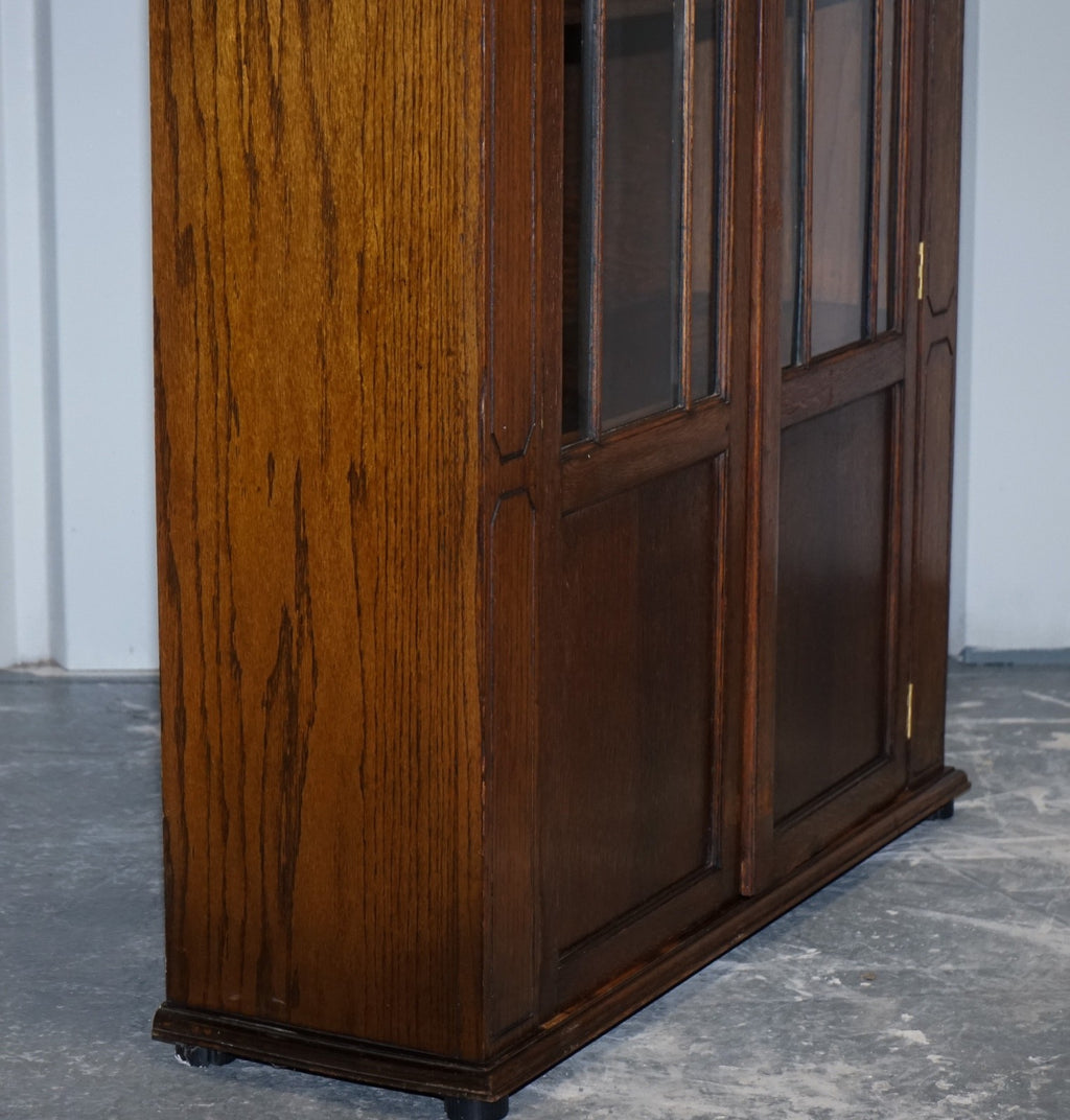 ANTIQUE CIRCA 1920'S ENGLISH OAK ART DECO CARVED BOOKCASE CABINET