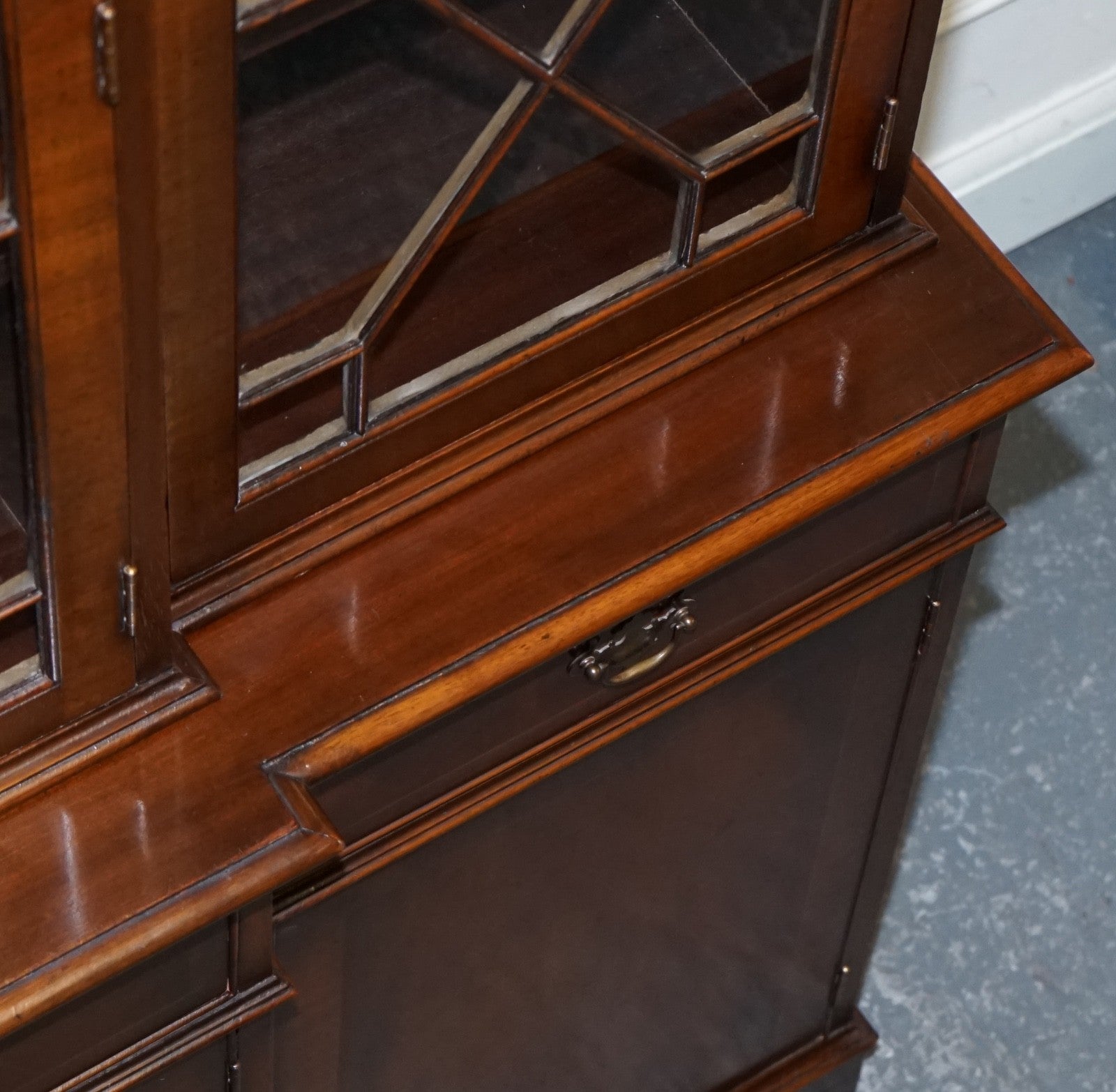 STUNNING GEORGIAN STYLE BREAKFRONT FOUR DOOR DISPLAY CABiNET BOOKCASE