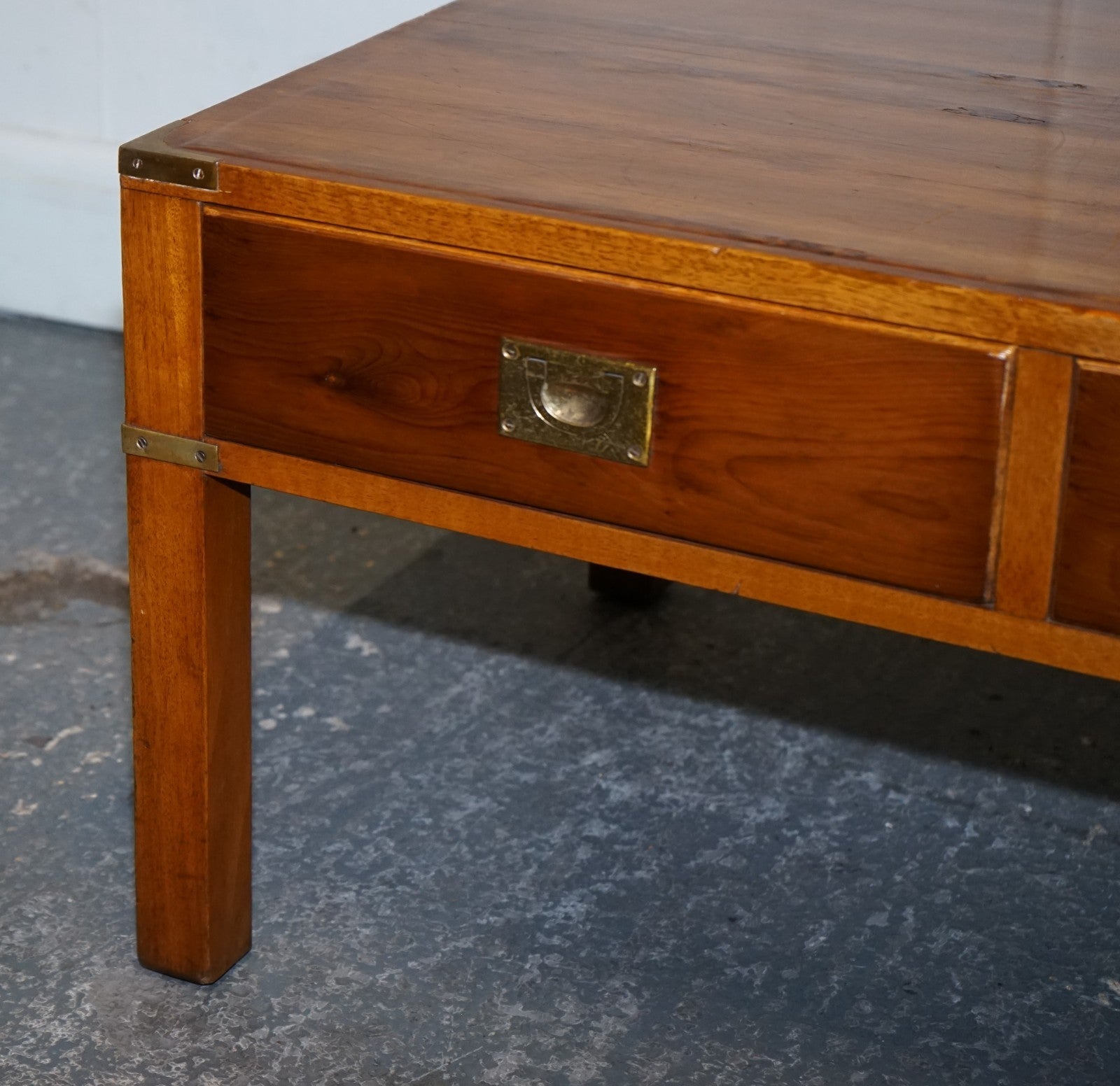 VINTAGE YEW WOOD BRASS MILITARY CAMPAIGN 3 DRAWER COFFEE TABLE