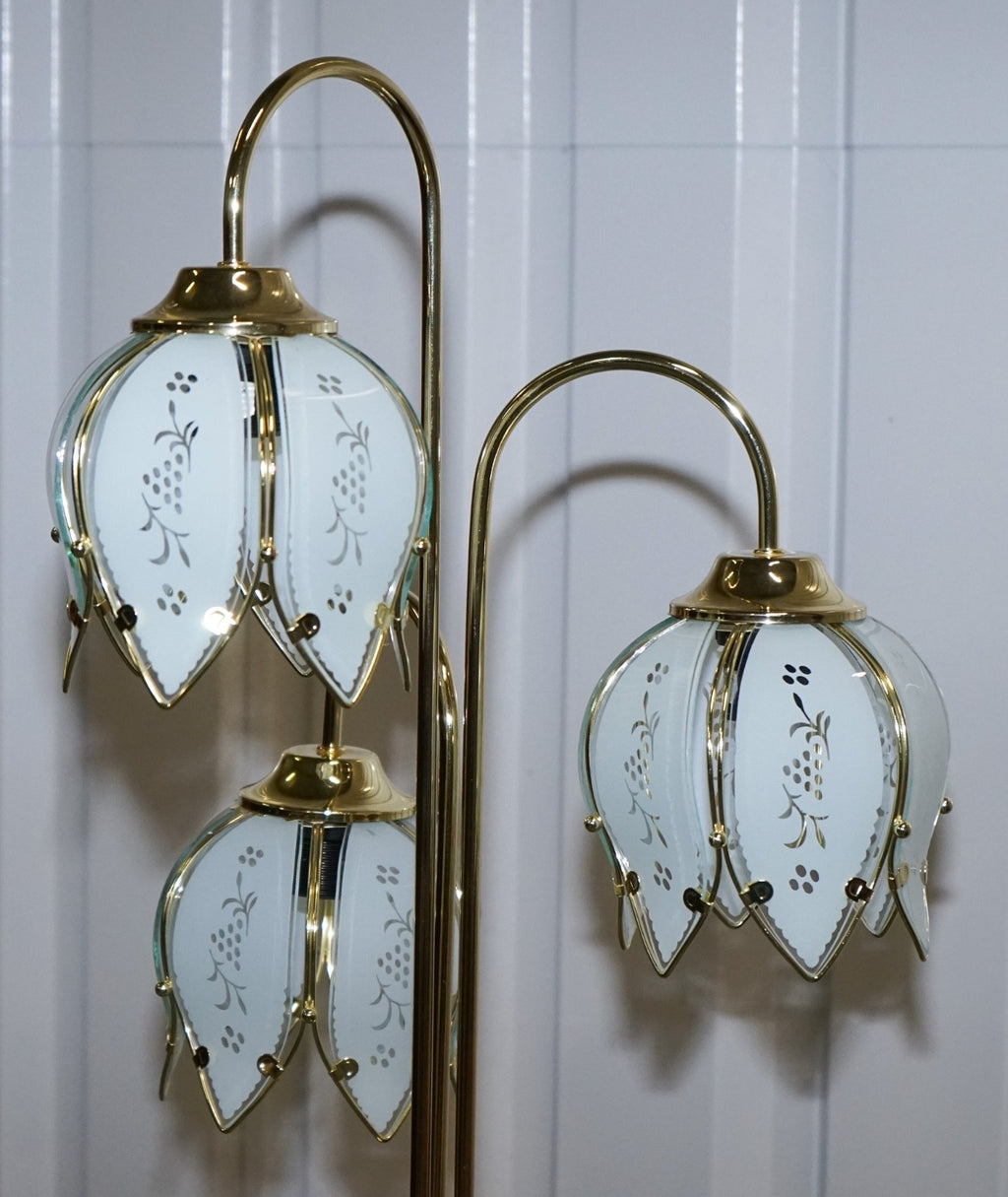 VINTAGE MID CENTRY HOLLYWOOD REGENCY BRASS WHITE TULIP GLASS FLOOR LAMP