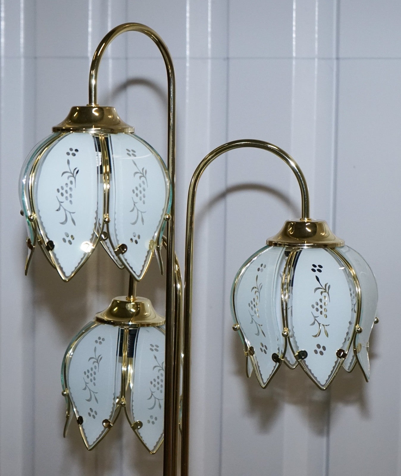 VINTAGE MID CENTRY HOLLYWOOD REGENCY BRASS WHITE TULIP GLASS FLOOR LAMP