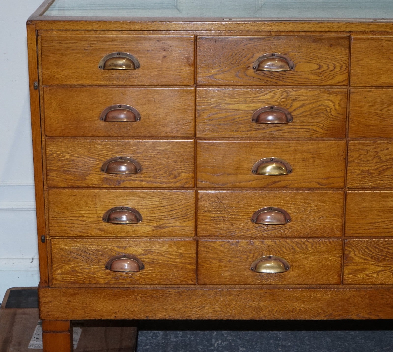 ANTIQUE 1920 ENGLISH VICTORIAN OAK HABERDASHERY SHOP COUNTER WITH ORIGINAL GLASS