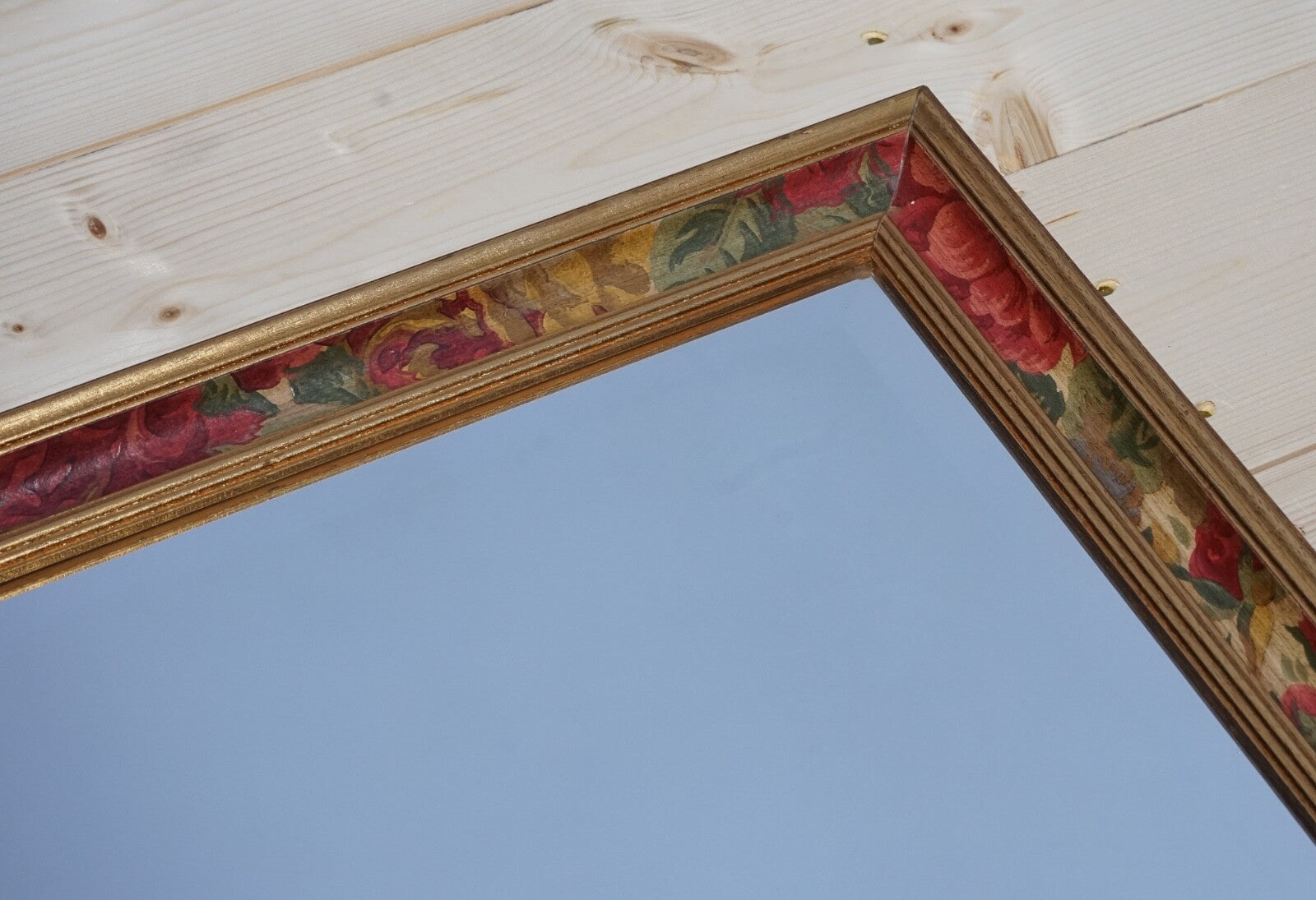 LOVELY VINTAGE GOLD BEVELLED MIRROR WITH FLORAL DETAILING ON THE FRAME