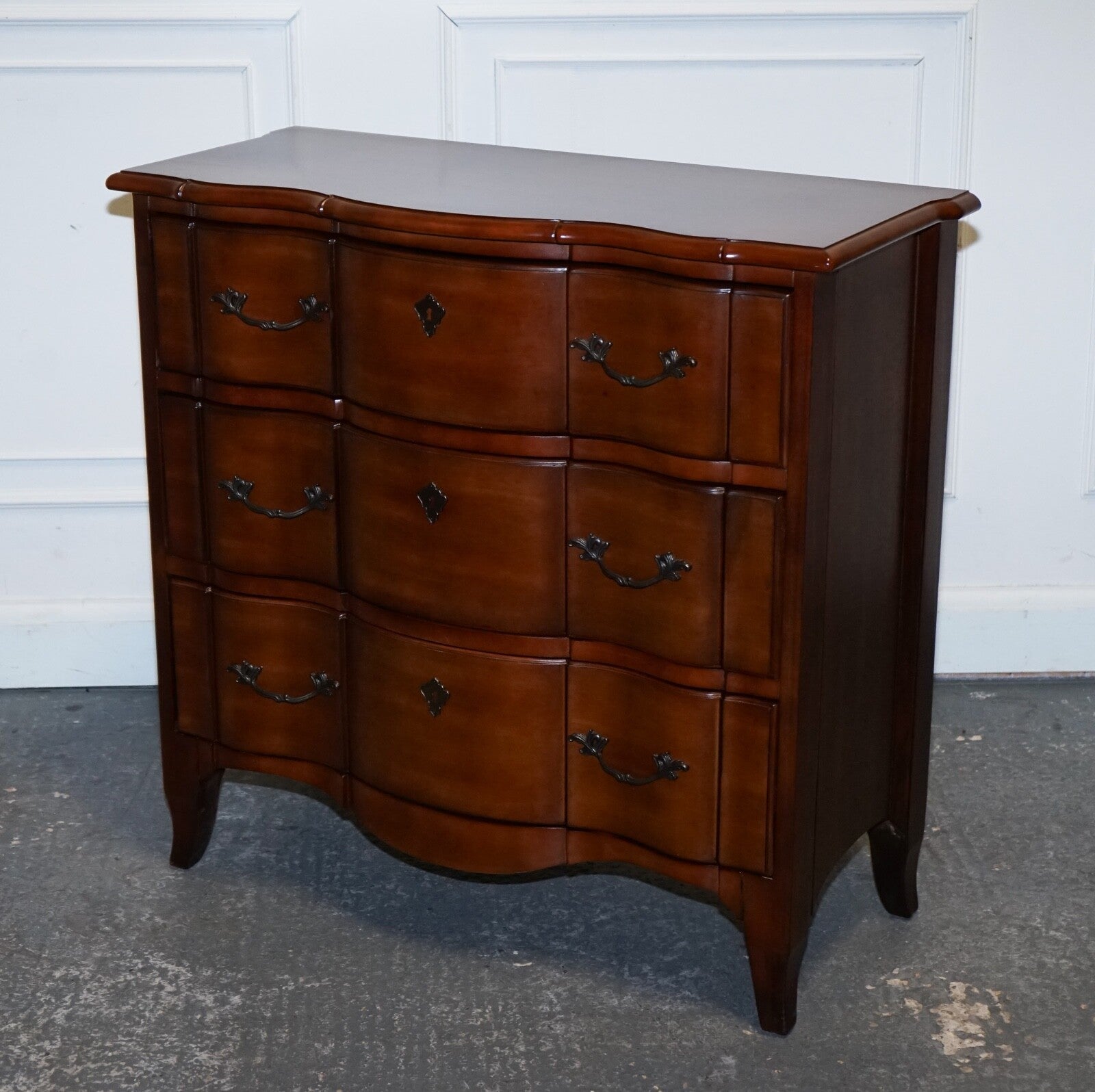 RALPH LAUREN VINTAGE GEORGIAN STYLE SERPENTINE FRONTED HARDWOOD CHEST OF DRAWERS