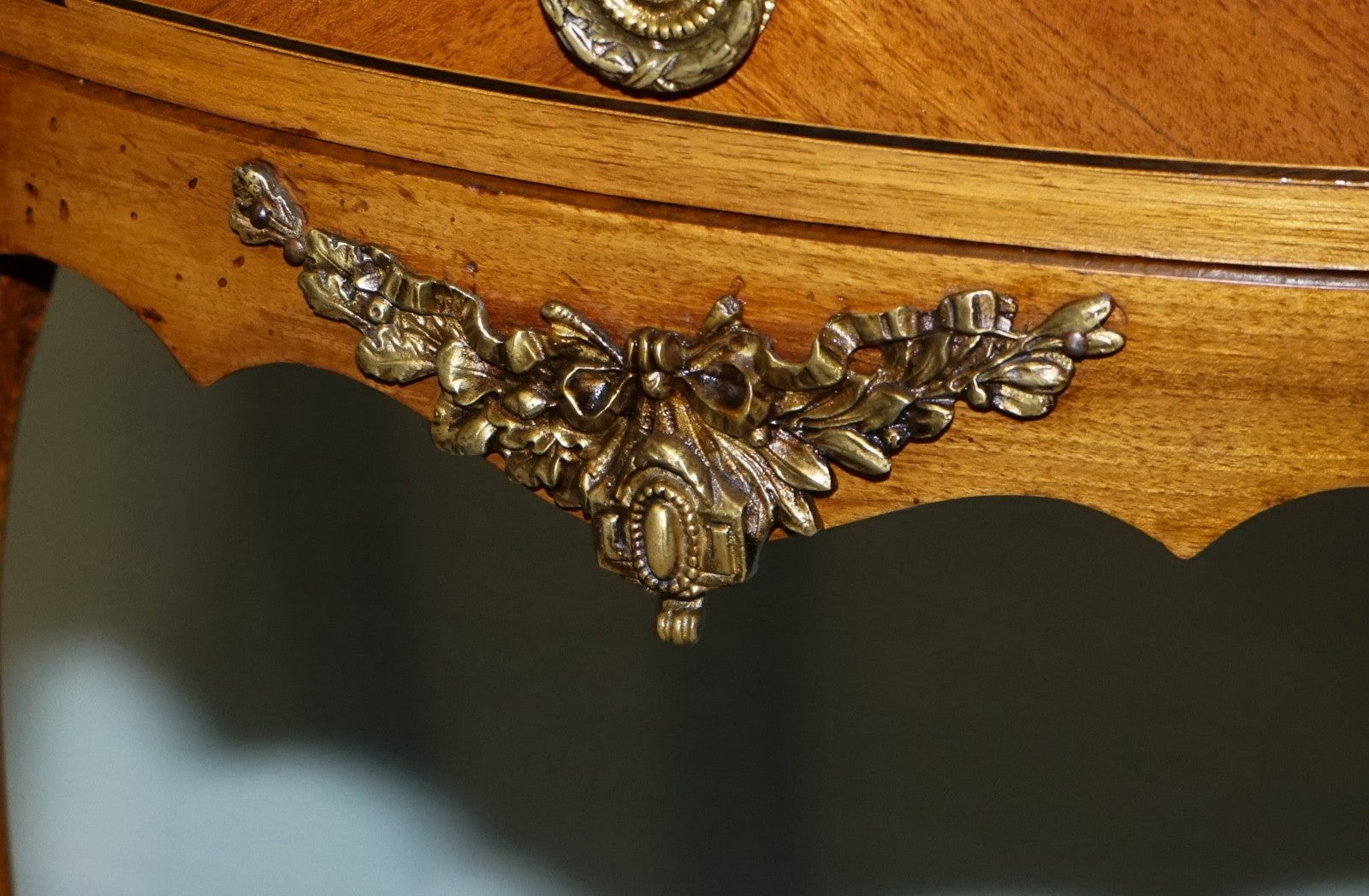 LOUIS XV STYLE MARQUETRY SIDE TABLE NIGHTSTAND WITH GiLT GOLD MOUNTS