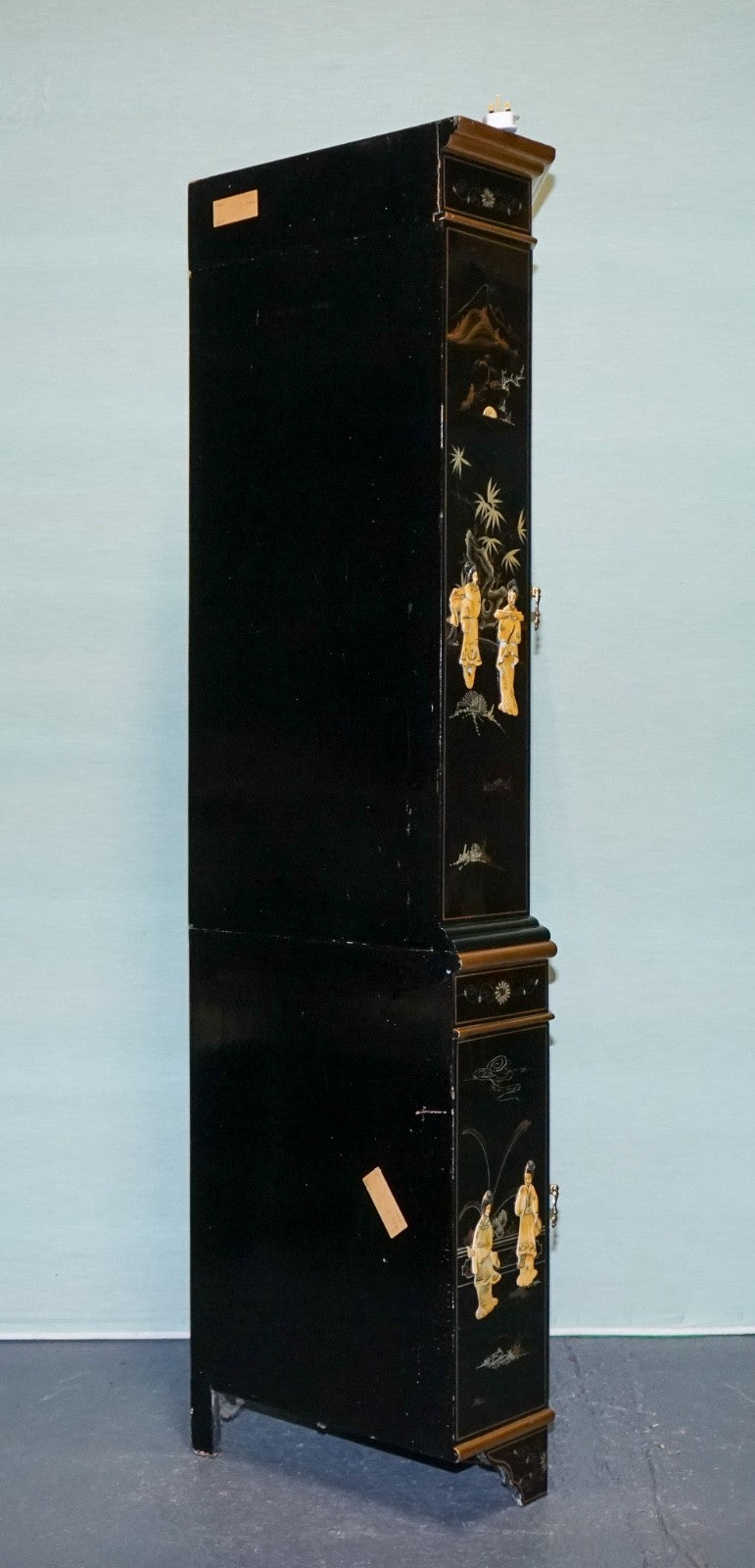 ELEGANT VINTAGE BLACK LACQUERED CORNER CABINET MOTHER PEARL & GILT INLAY