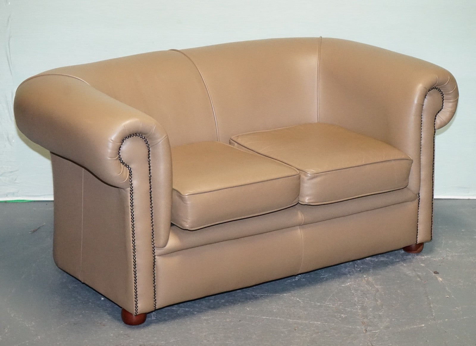 VINTAGE CHESTERFIELD ANDREW MUiRHEAD TAN LEATHER TUB TWO SEATER SOFA STUD DETAIL