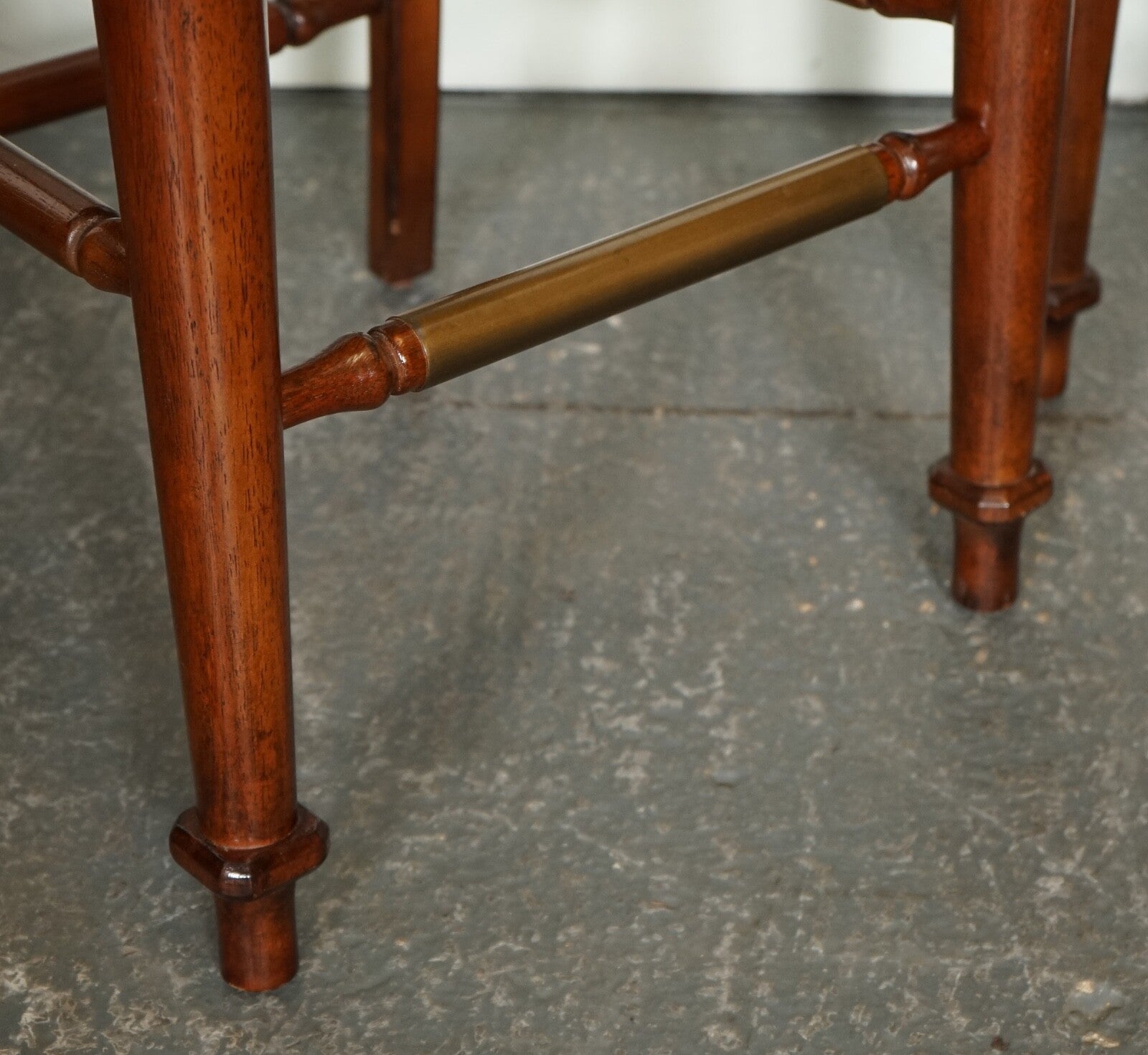 STUNNING HOWARD & MILLER STYLE AMERICAN BAR WITH GRANITE TOP & PAIR OF BARSTOOLS