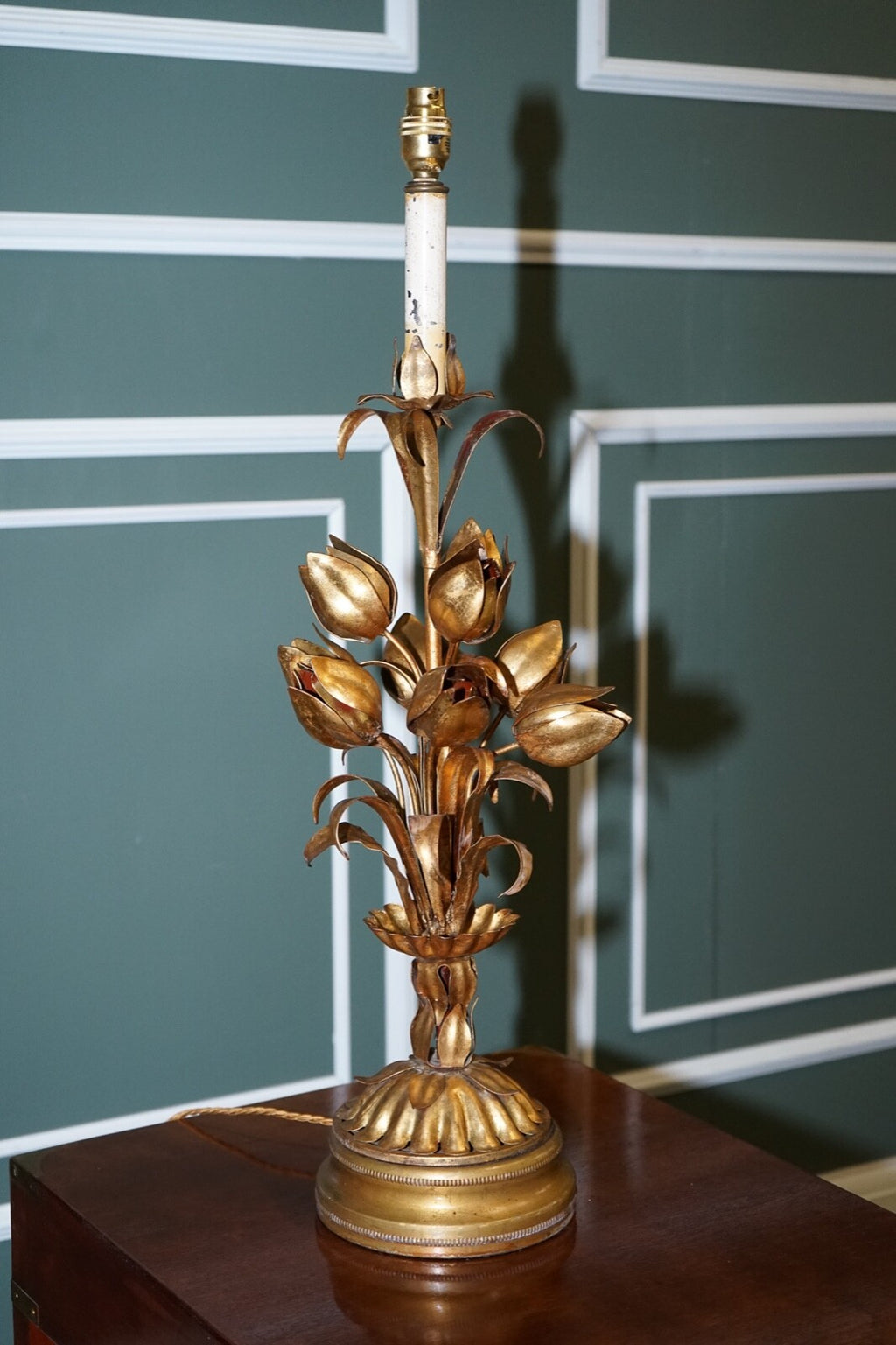 ITALIAN HOLLYWOOD REGENCY GOLD TONE WITH TULIP & LOTUS FLOWER DESIGN TABLE LAMP