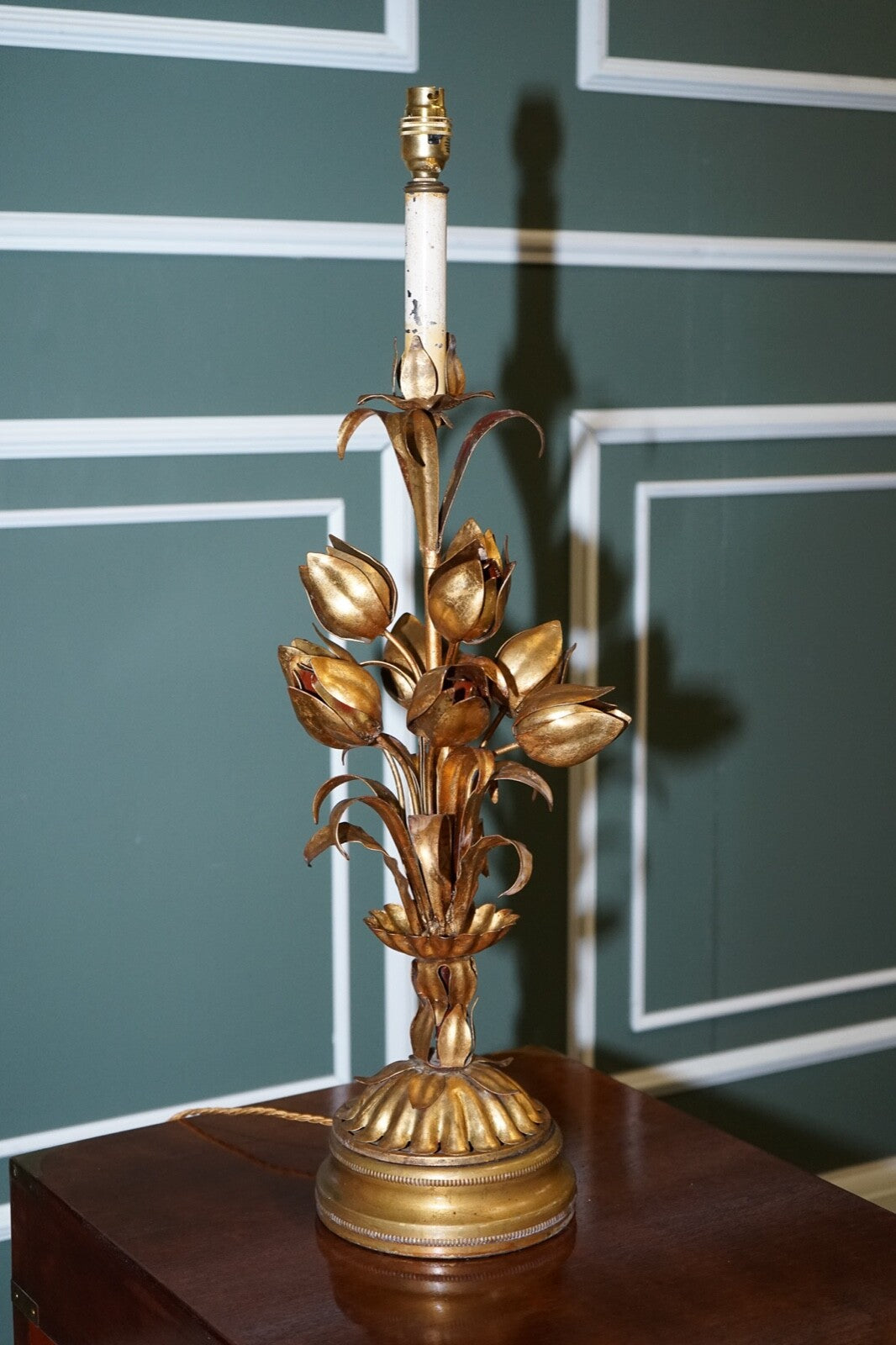 ITALIAN HOLLYWOOD REGENCY GOLD TONE WITH TULIP & LOTUS FLOWER DESIGN TABLE LAMP
