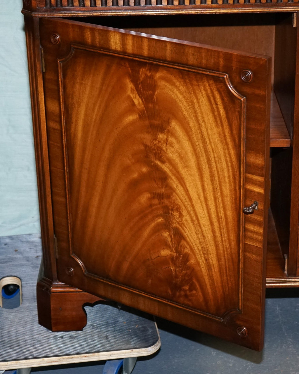 ViNTAGE BEVAN FUNNELL HARDWOOD BREAKFRONT BOOKCASE DISPLAY CABINET