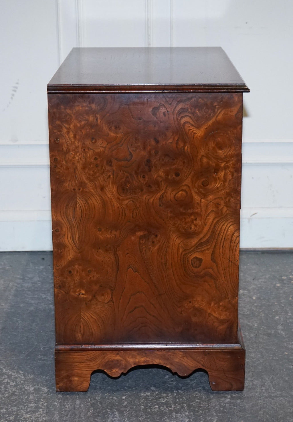 ELEGANT VINTAGE BURL ELM ALL OVER CHEST OF DRAWERS COMMODE BRASS HANDLES