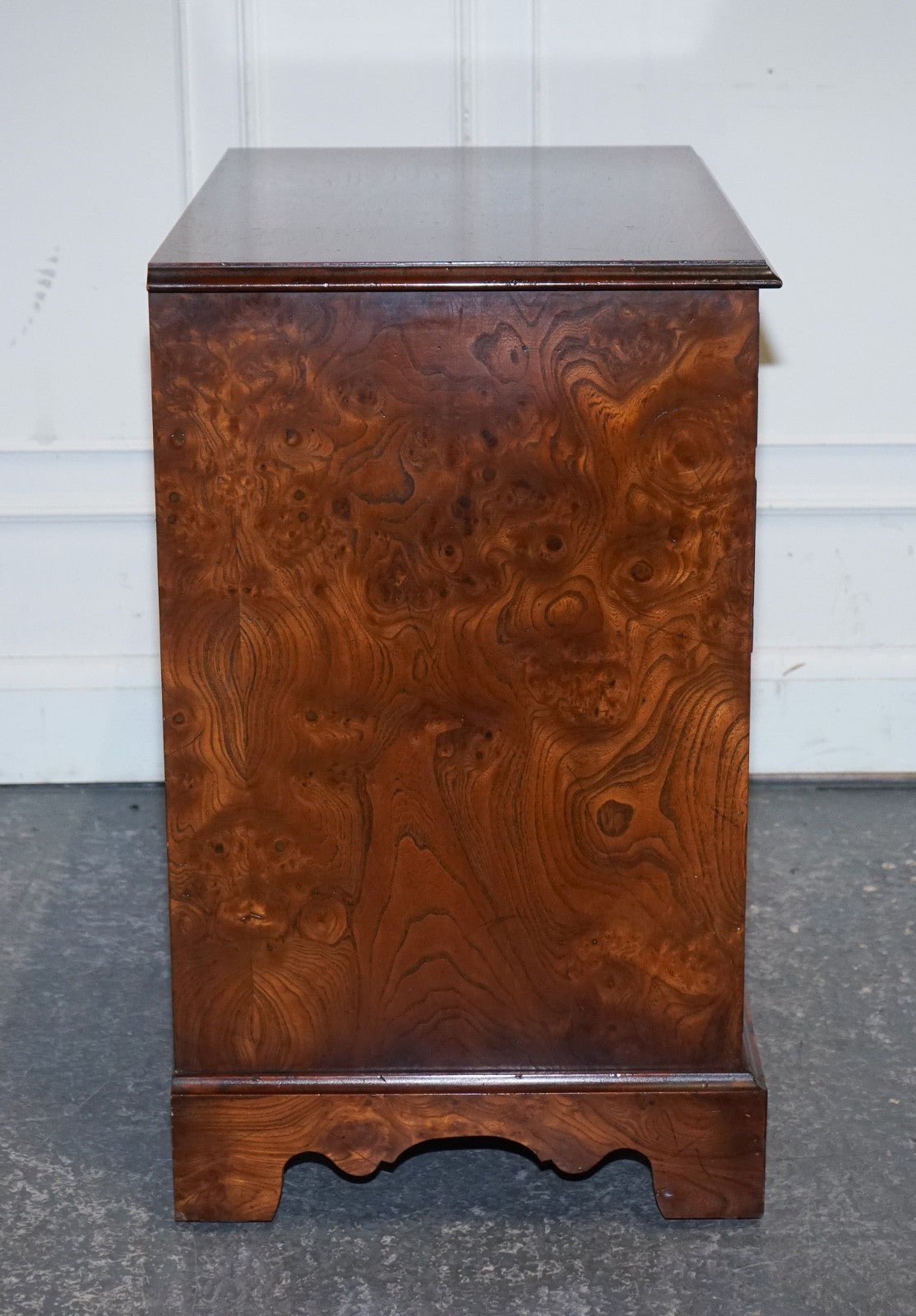 ELEGANT VINTAGE BURL ELM ALL OVER CHEST OF DRAWERS COMMODE BRASS HANDLES