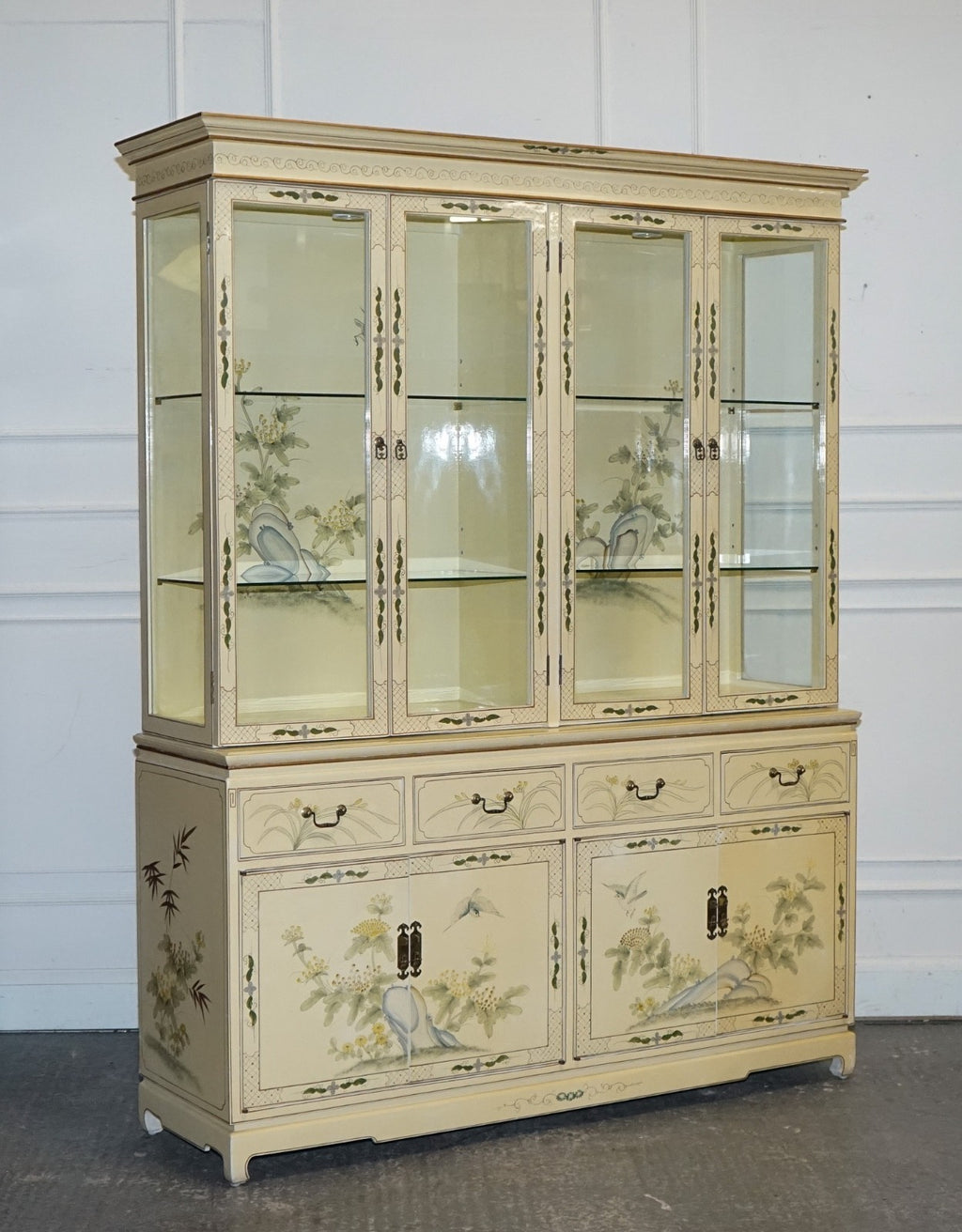 VINTAGE ORIENTAL ASIAN CHINOISERIE CREAM LACQUER HAND PAINTED DISPLAY CABINET