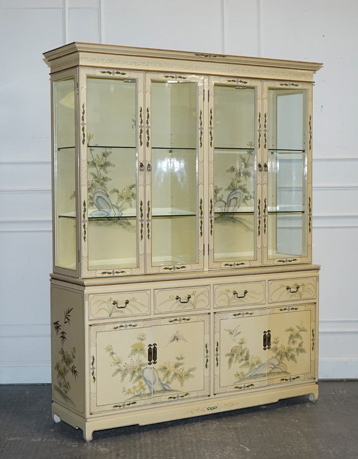 VINTAGE ORIENTAL ASIAN CHINOISERIE CREAM LACQUER HAND PAINTED DISPLAY CABINET