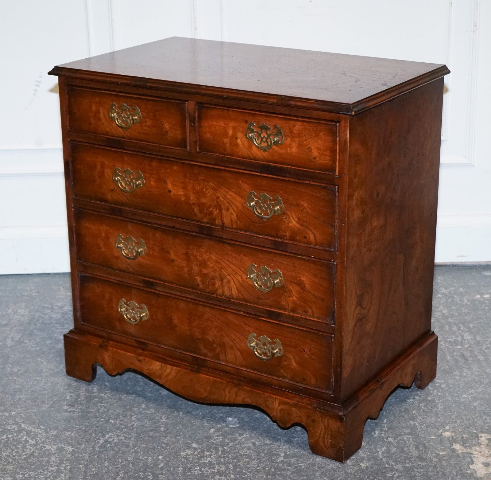 ELEGANT VINTAGE BURL ELM ALL OVER CHEST OF DRAWERS COMMODE BRASS HANDLES
